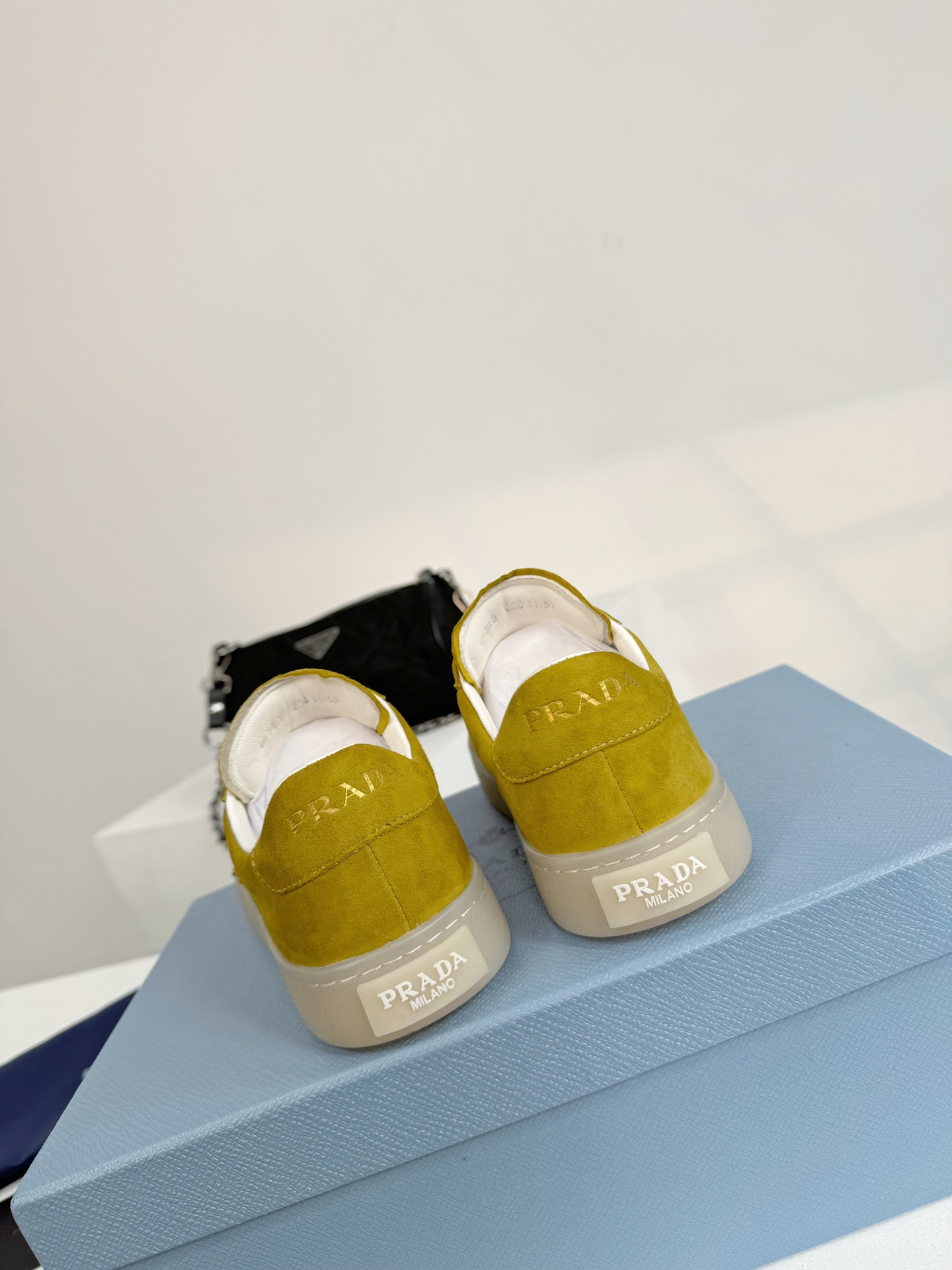 Prada/普拉达24新品小白鞋女士金属徽标饰lane鹿皮革运动鞋这款运动鞋时尚简洁爱死这分的简单感鞋型