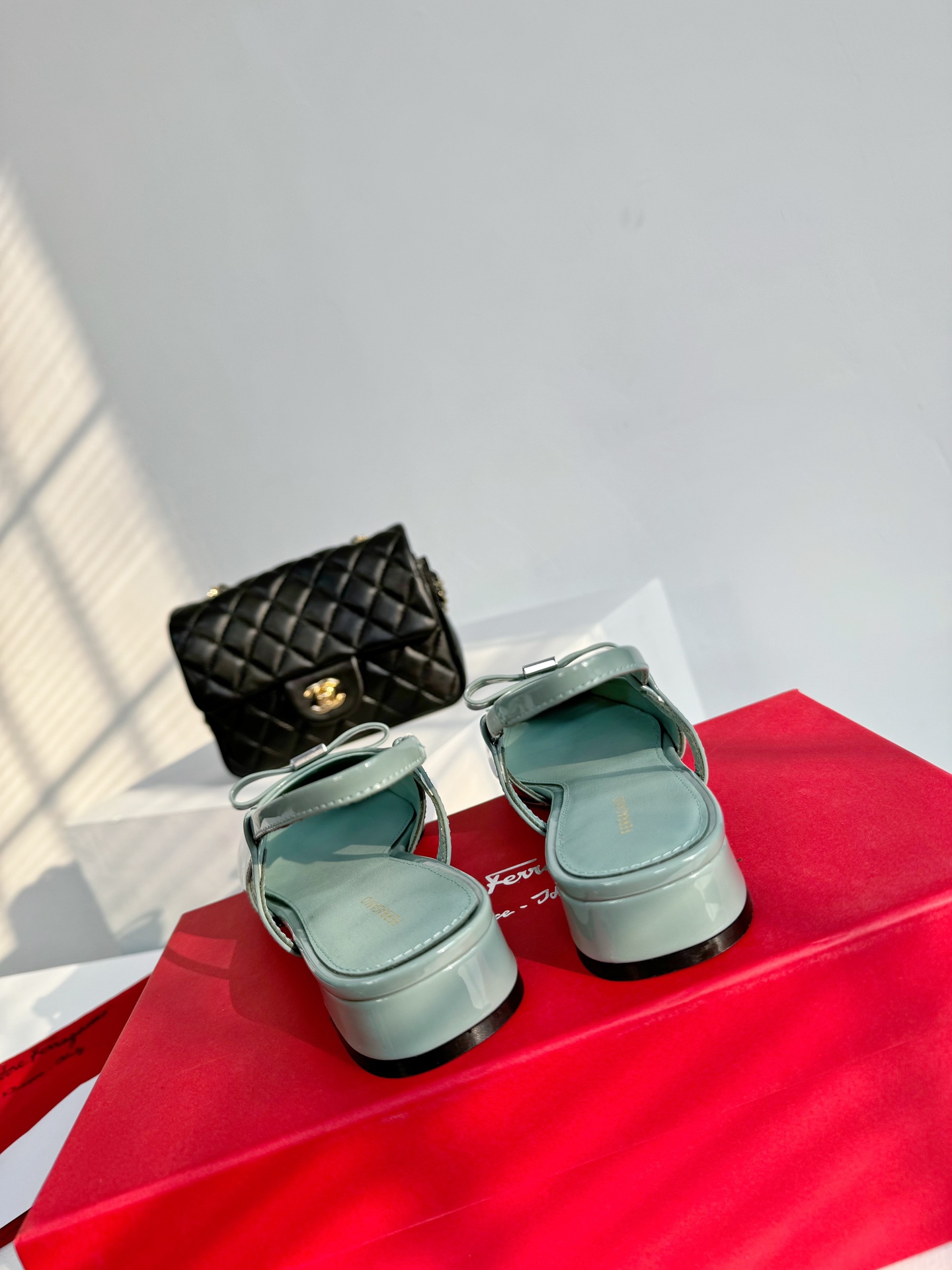 salvatoreFerragamo菲拉格慕专柜24早春系列新品标志性蝴蝶结五金扣粗跟单鞋️以双色设计重