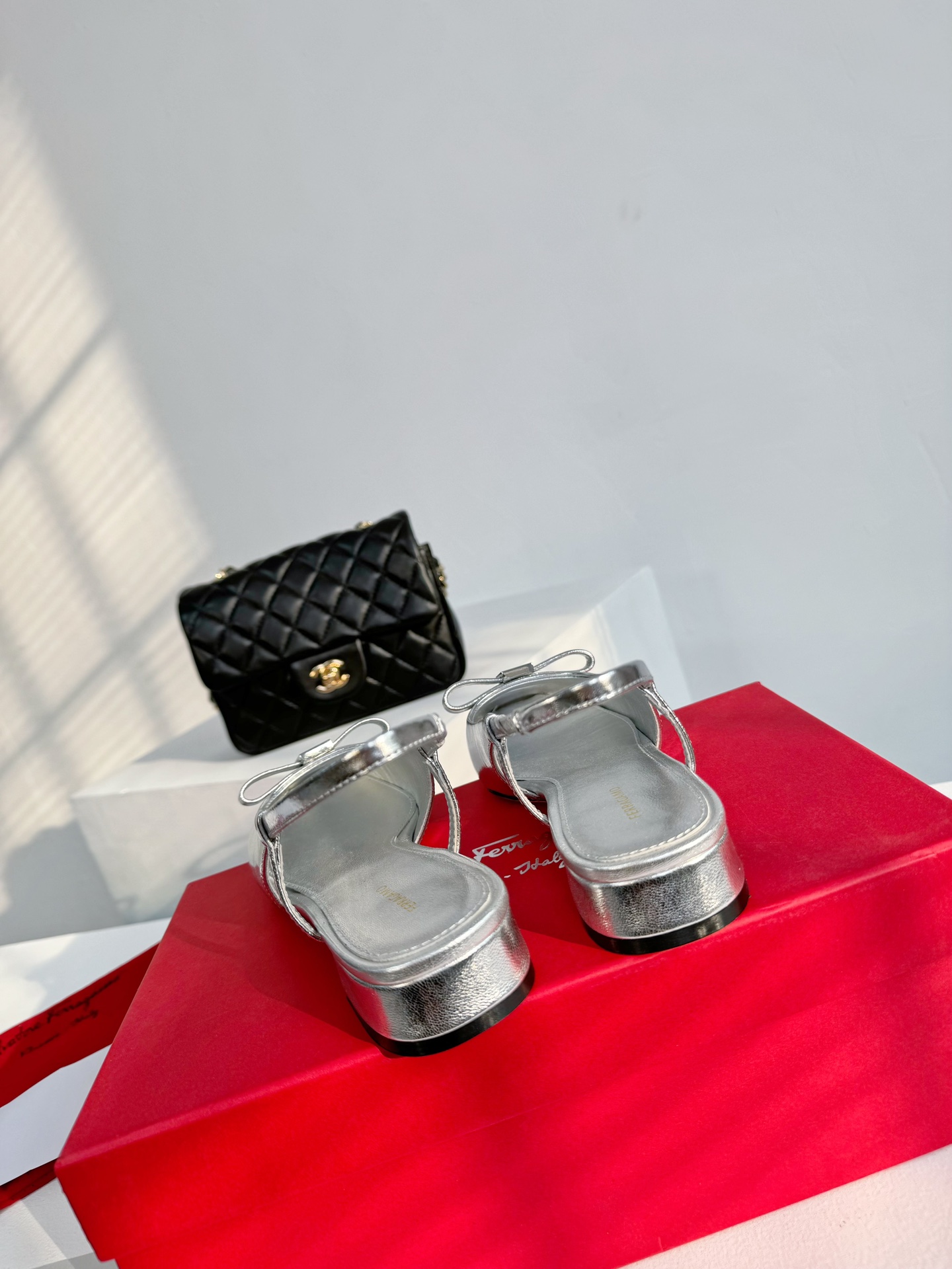 salvatoreFerragamo菲拉格慕专柜24早春系列新品标志性蝴蝶结五金扣粗跟单鞋️以双色设计重
