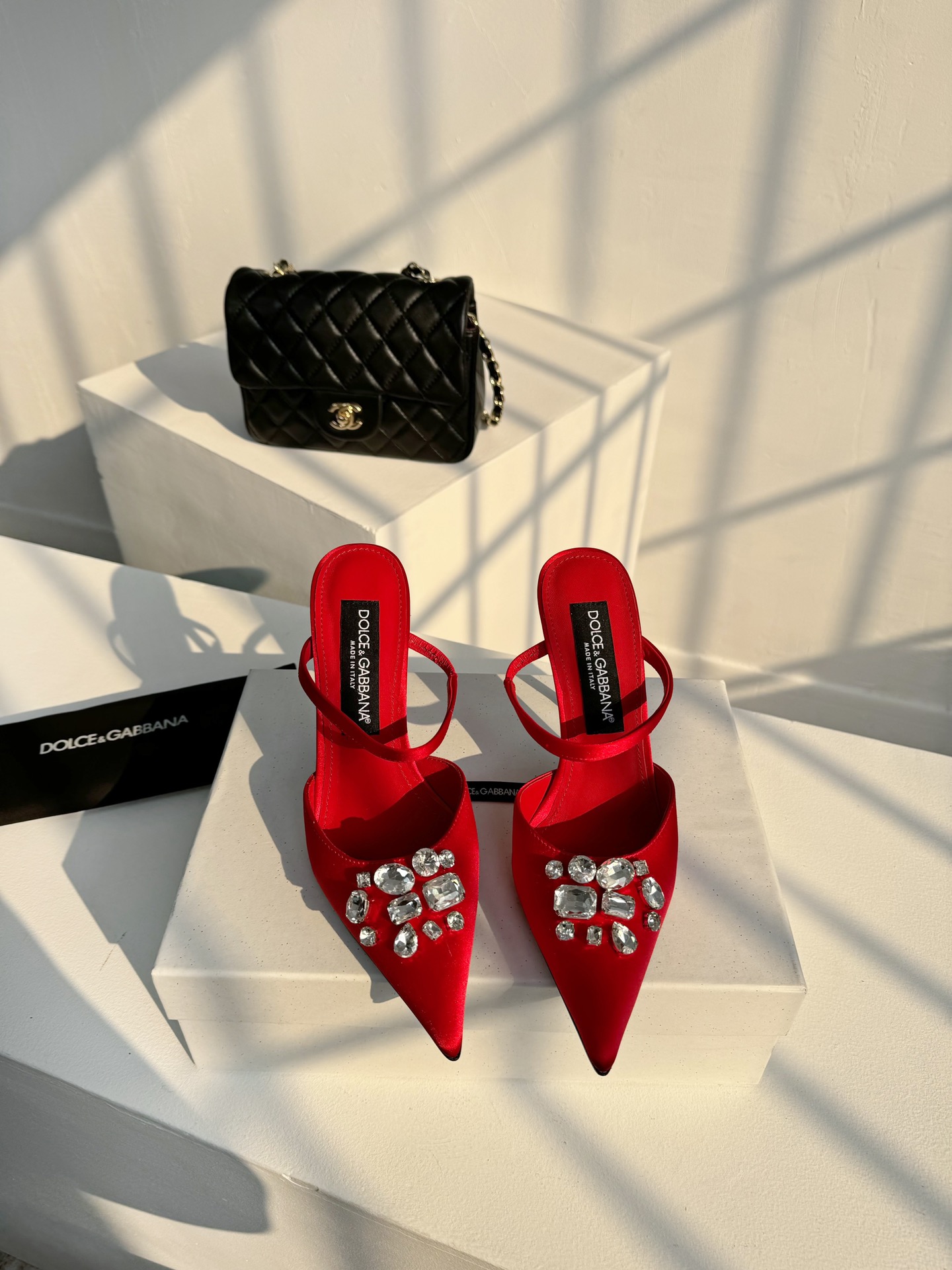 D&G古典与现代碰撞出的意式浪漫美学杜嘉班纳Dolce&Gabbana真丝系列超高跟露趾凉拖线条版型看得
