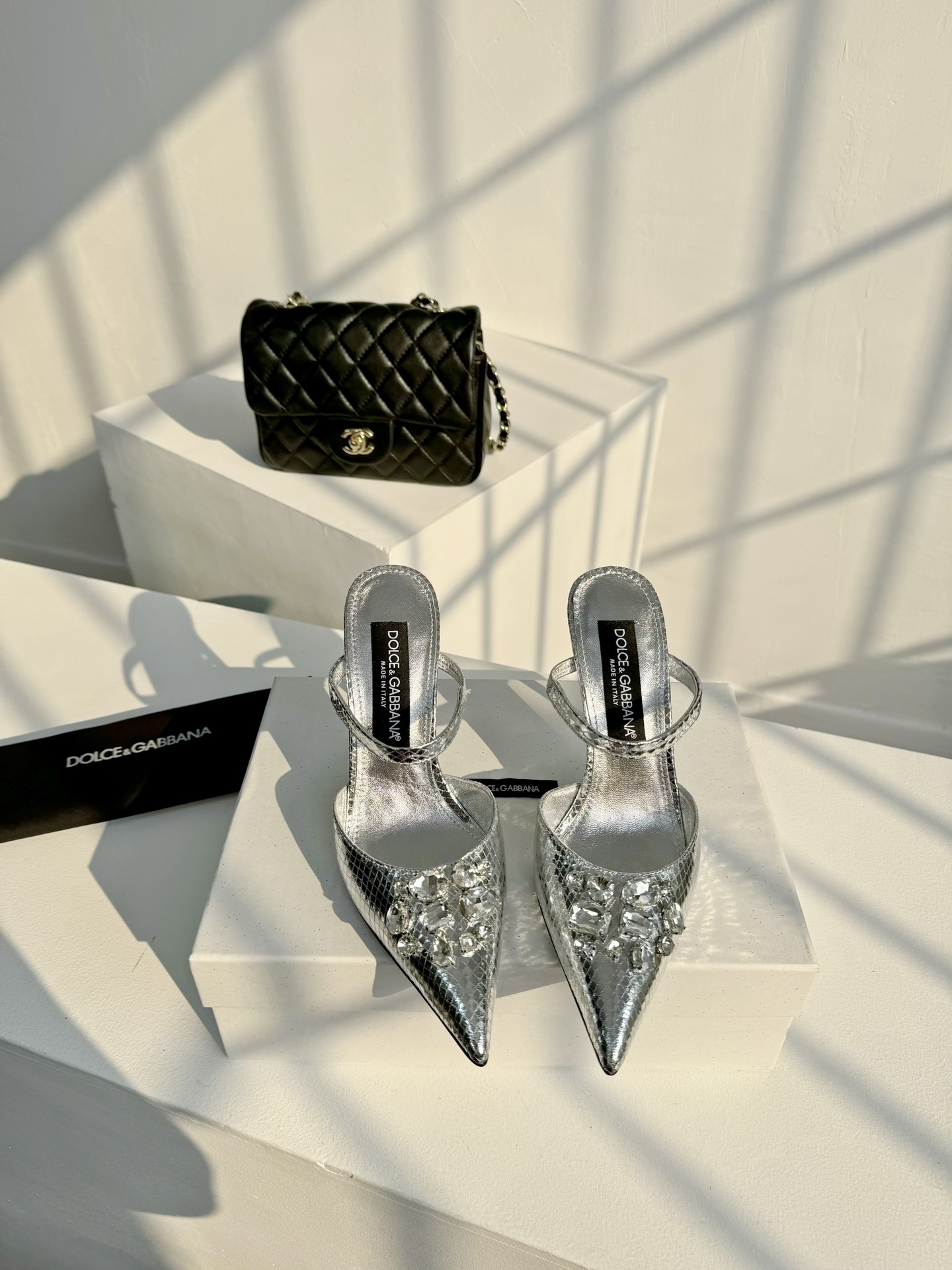D&G古典与现代碰撞出的意式浪漫美学杜嘉班纳Dolce&Gabbana真丝系列超高跟露趾凉拖线条版型看得