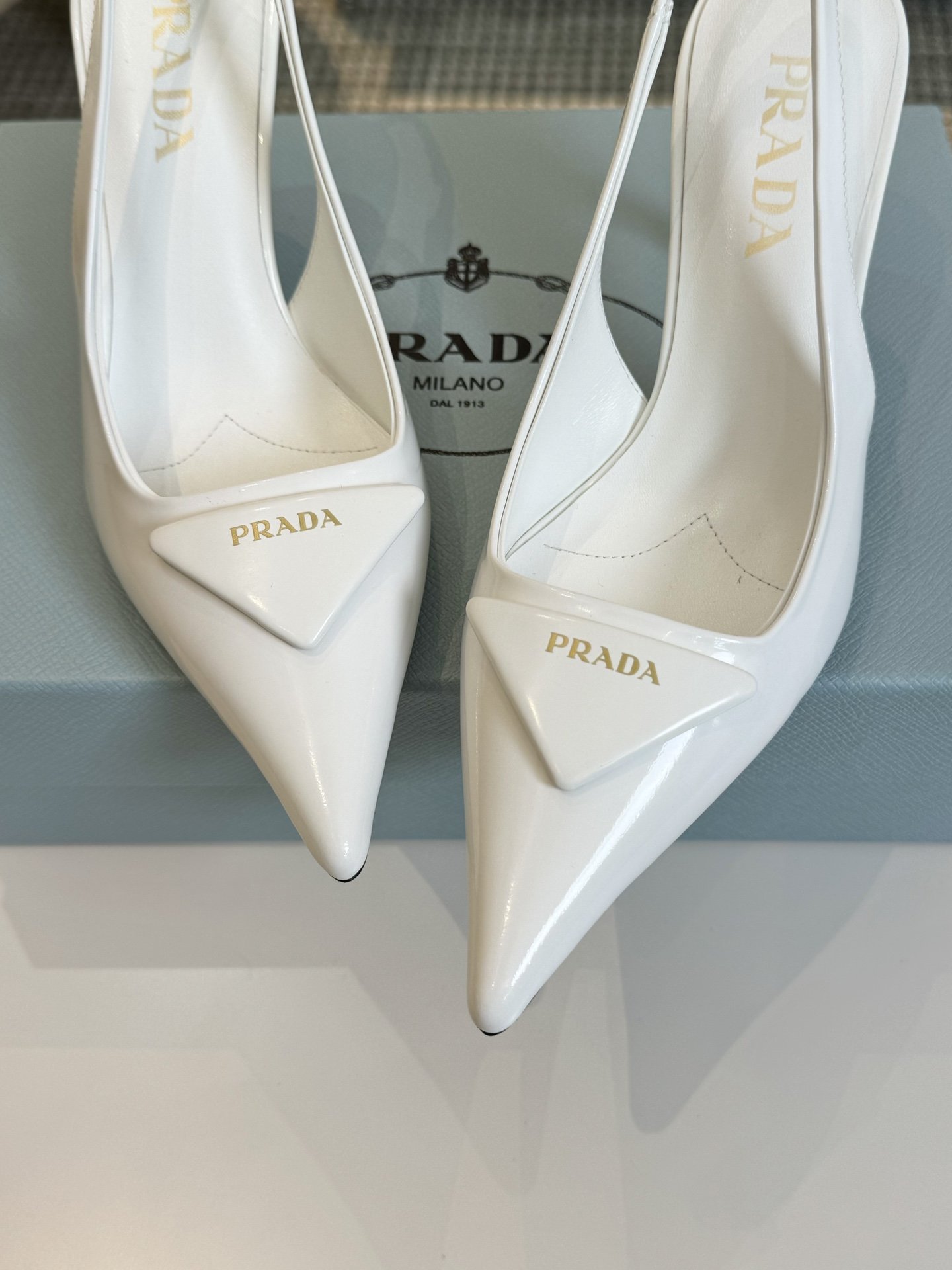 PRADA/普拉达经典春夏三角标凉鞋单鞋系列简单的设计大概就是它最让人喜欢的点不是烂大街的那种很有自己的