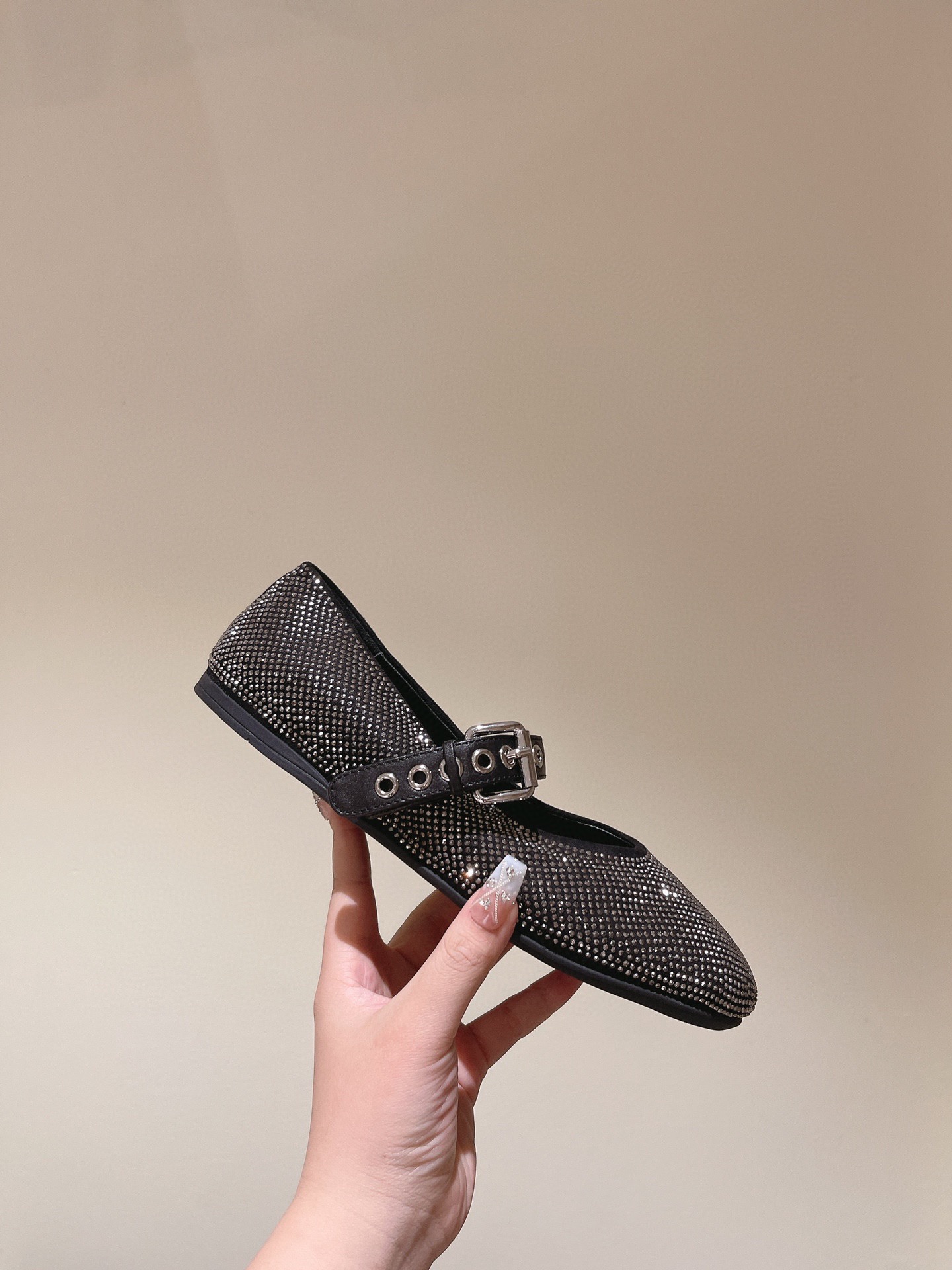 缪缪MIuMiu经典芭蕾舞鞋新品以芭蕾的灵动意韵融于日常以现代笔触刻画舞鞋经典轮廓！黑色钻饰皮质款芭蕾舞