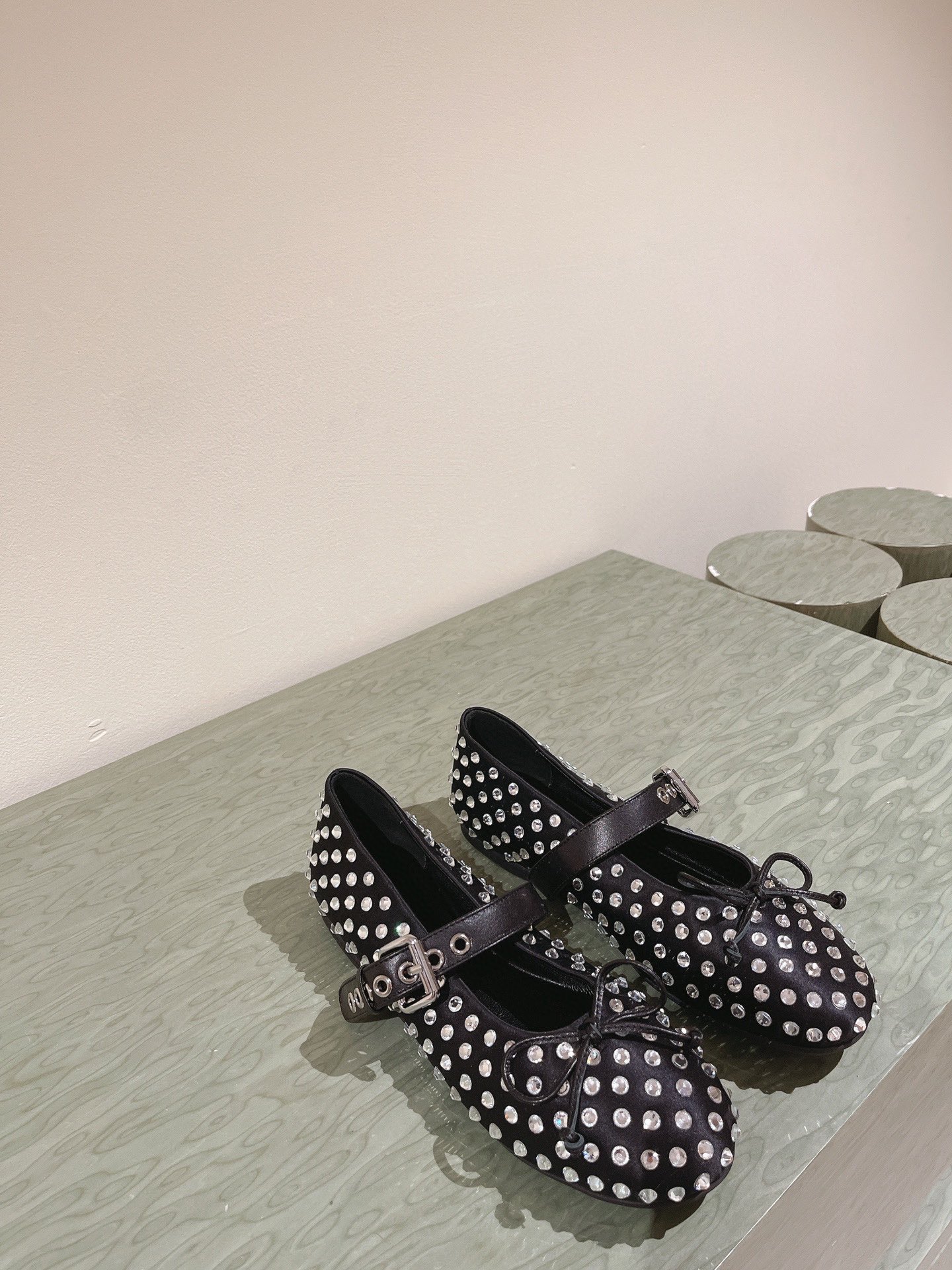 缪缪MIuMiu经典芭蕾舞鞋新品以芭蕾的灵动意韵融于日常以现代笔触刻画舞鞋经典轮廓！黑色钻饰皮质款芭蕾舞