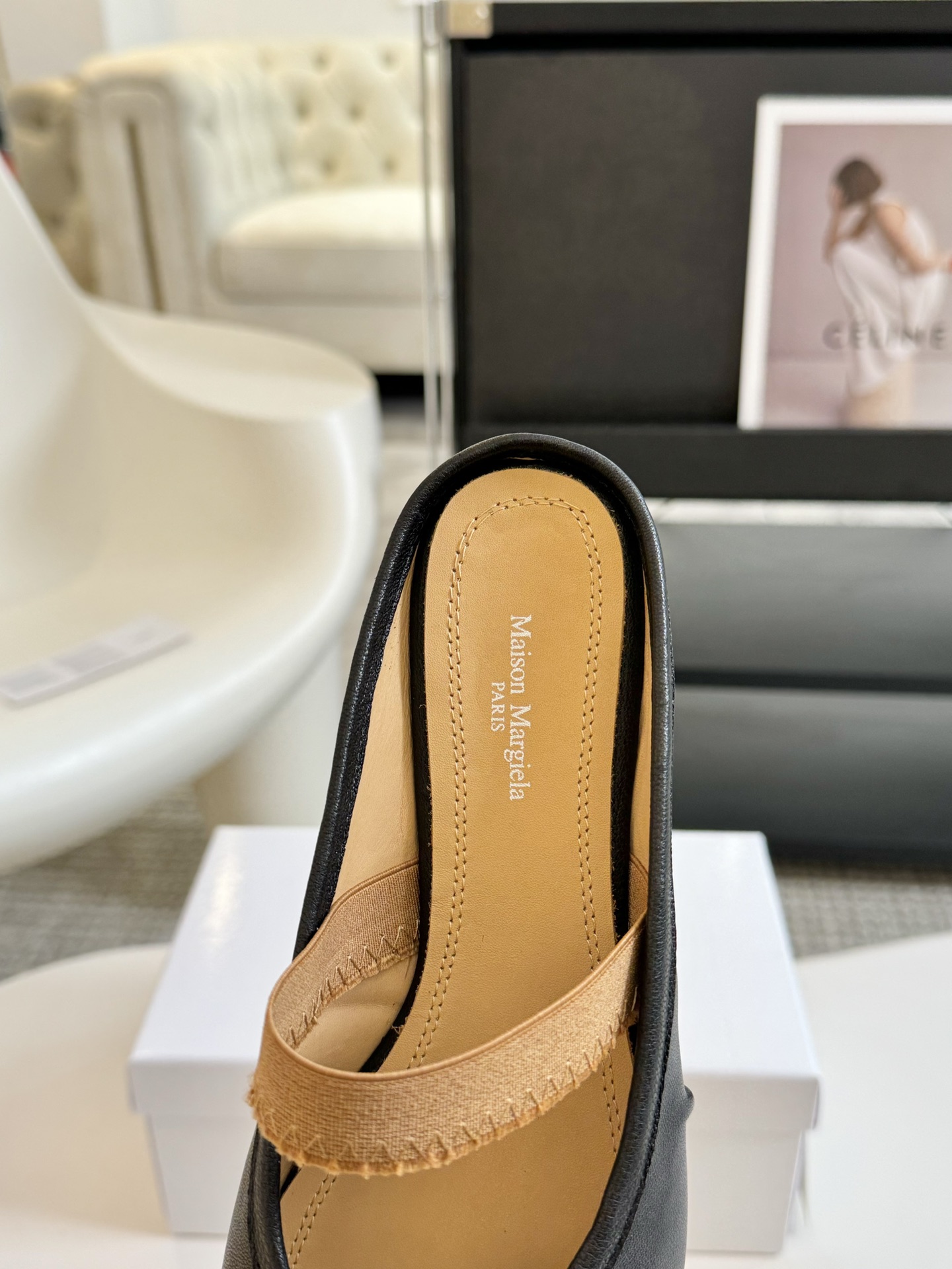 Margiela”““夏天的第一双猪蹄Tabi拖鞋”滴滴那些担心掉后脚跟的集美小羊皮鞋面内里小牛皮鞋底牛