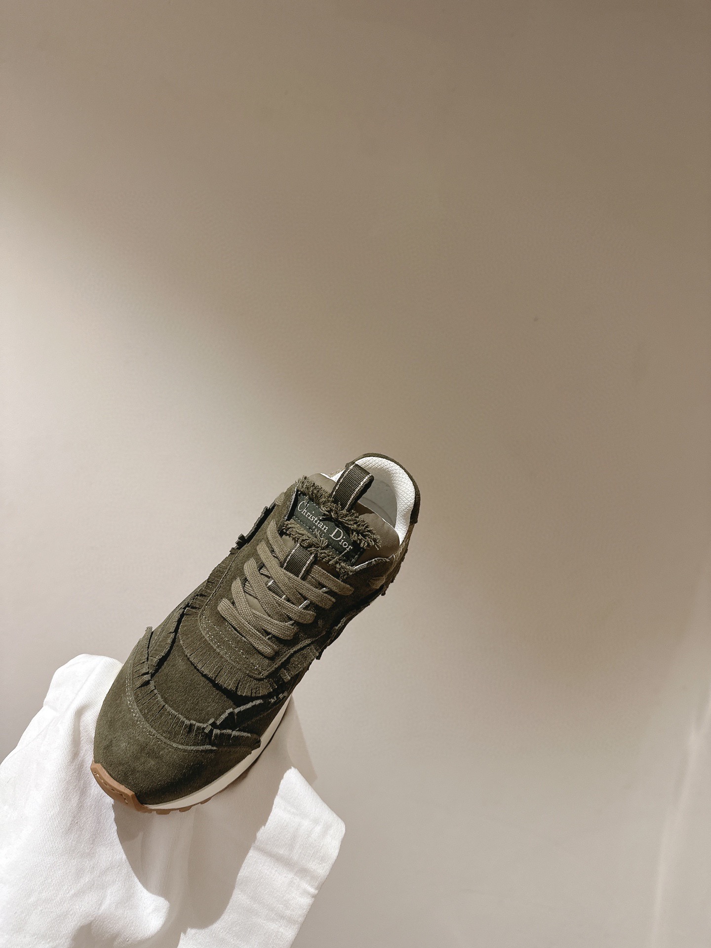 CestDior迪奥24早春新款全新休闲运动鞋以绒面牛皮革和网眼织物制作轻盈透气侧边的CD字母非常有Di