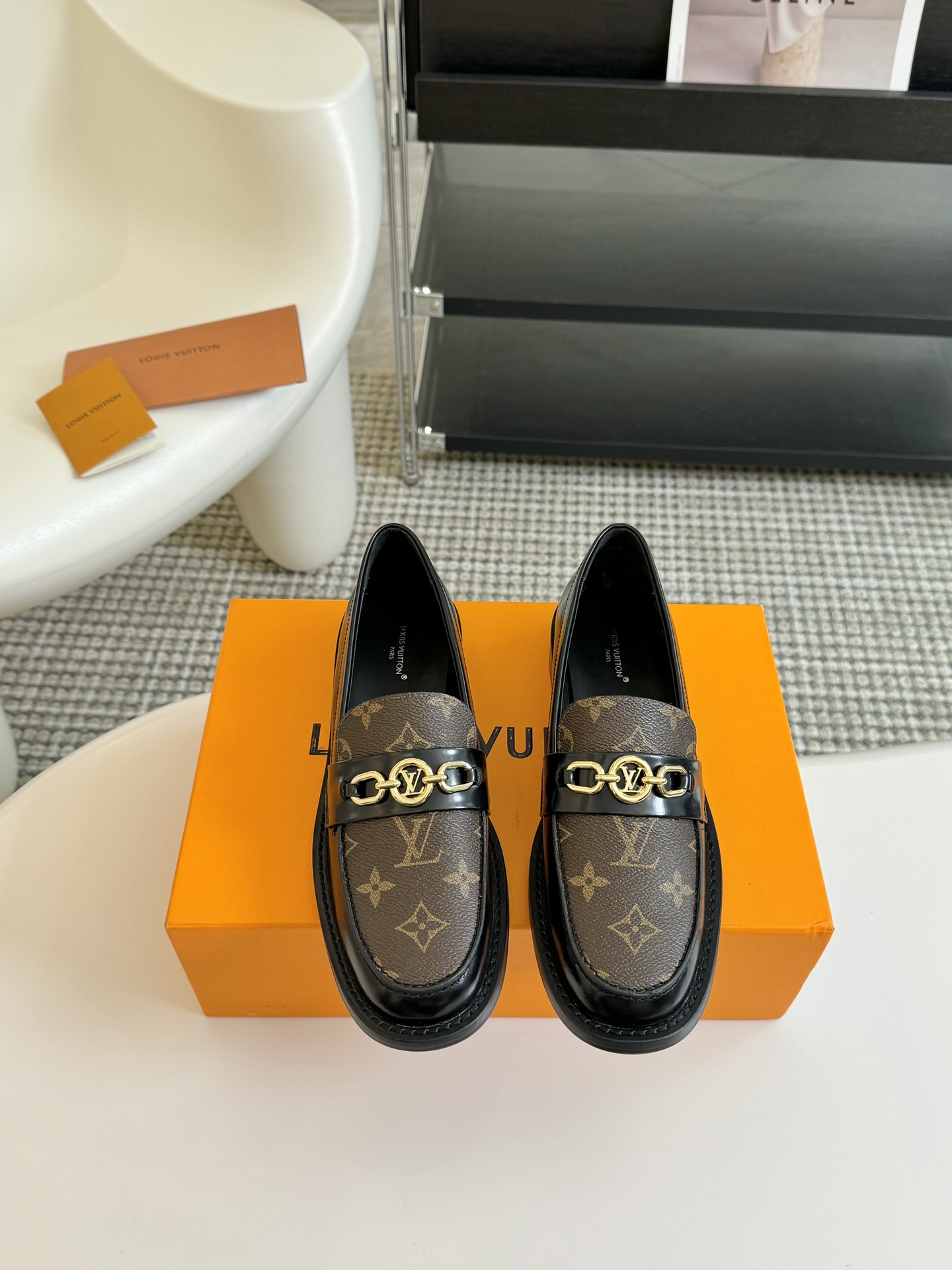 Replice trouvé
 Louis Vuitton Loafers Chaussures À Couche Unique Cuir de vache Genuine Leather Vintage