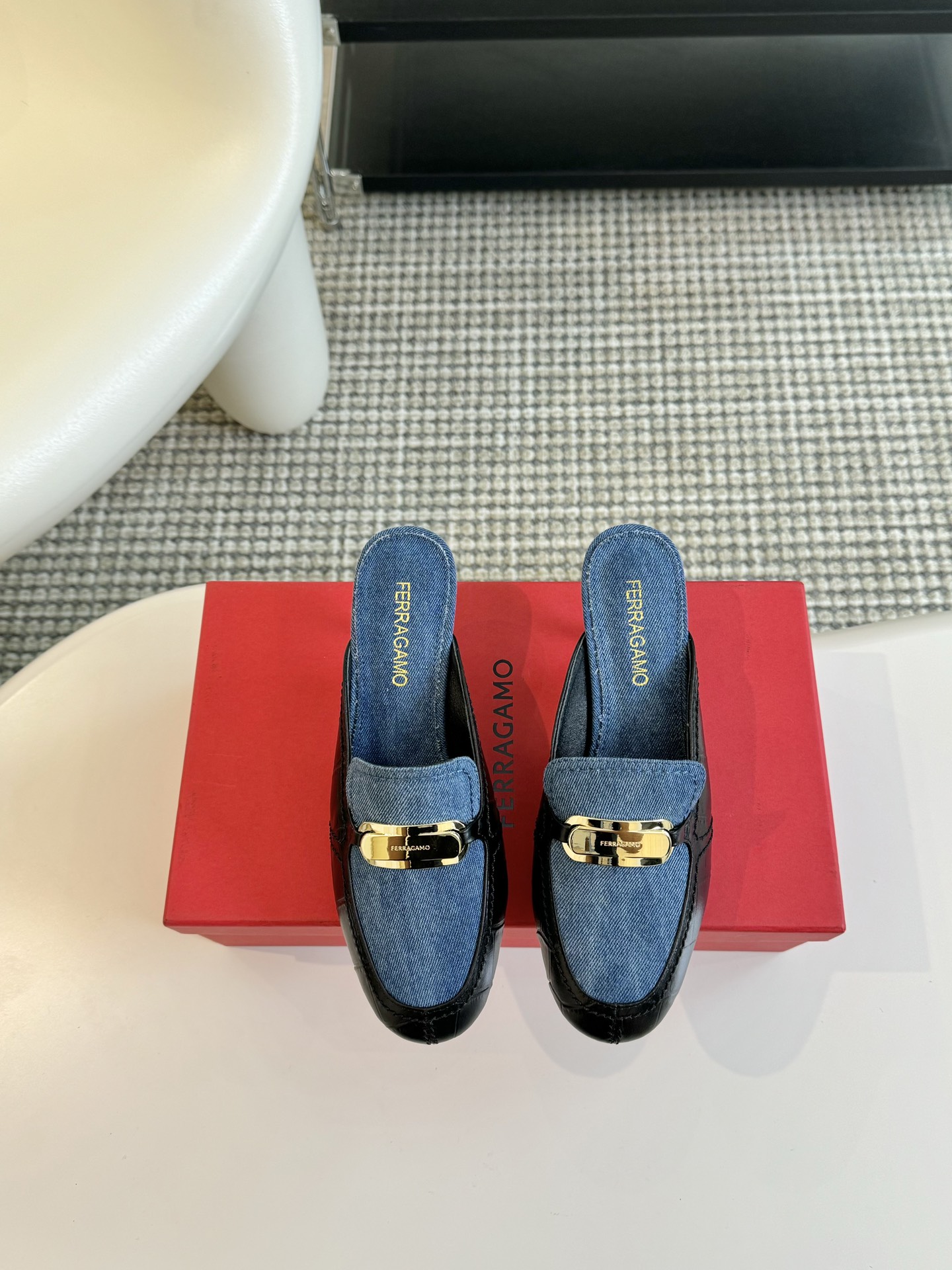 FerragamoSS24春夏款全新上市菲拉格慕猫跟穆勒凉拖这款猫跟穆勒凉拖鞋随性时髦对比鲜明的配色和纹