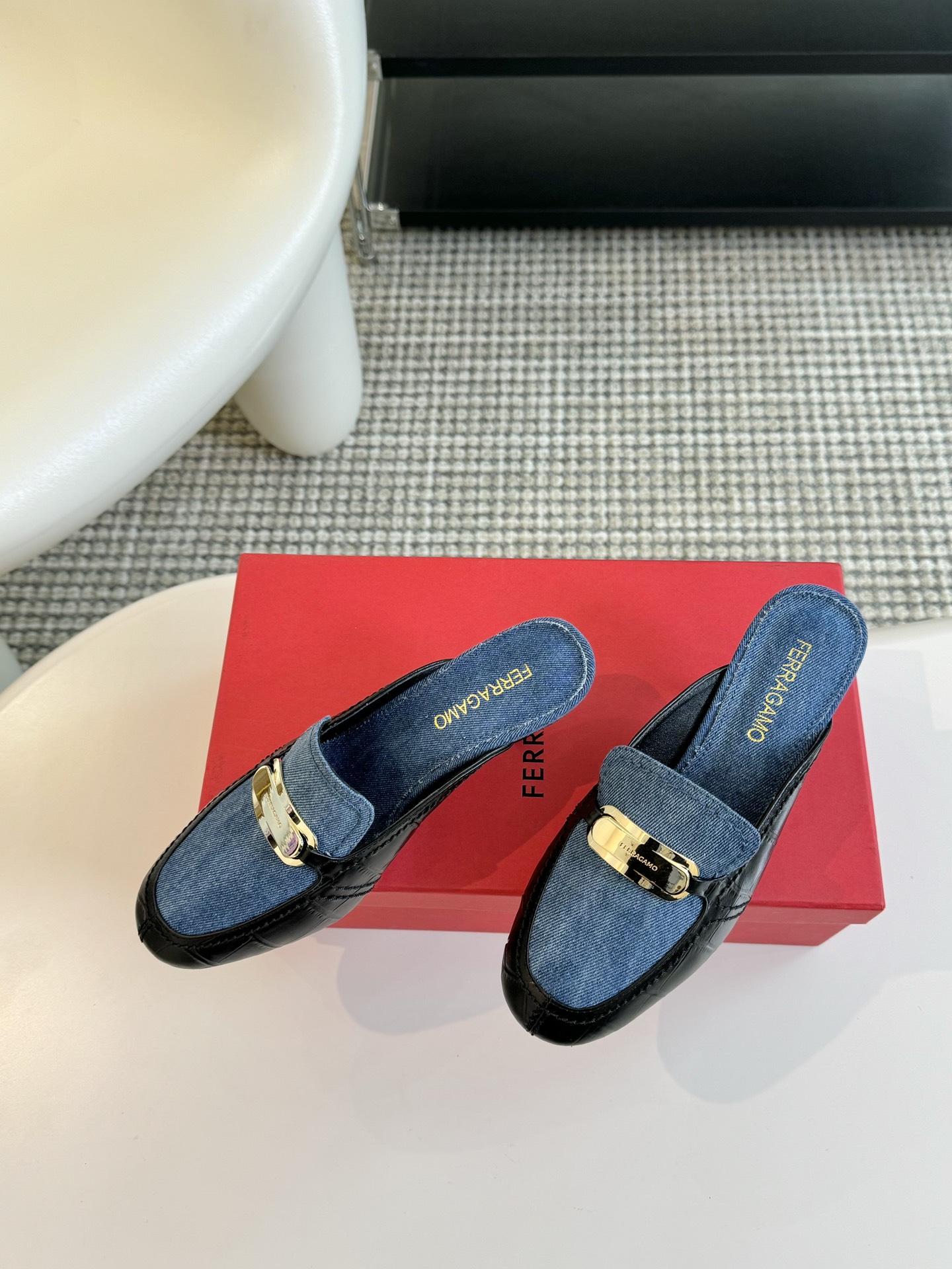 FerragamoSS24春夏款全新上市菲拉格慕猫跟穆勒凉拖这款猫跟穆勒凉拖鞋随性时髦对比鲜明的配色和纹