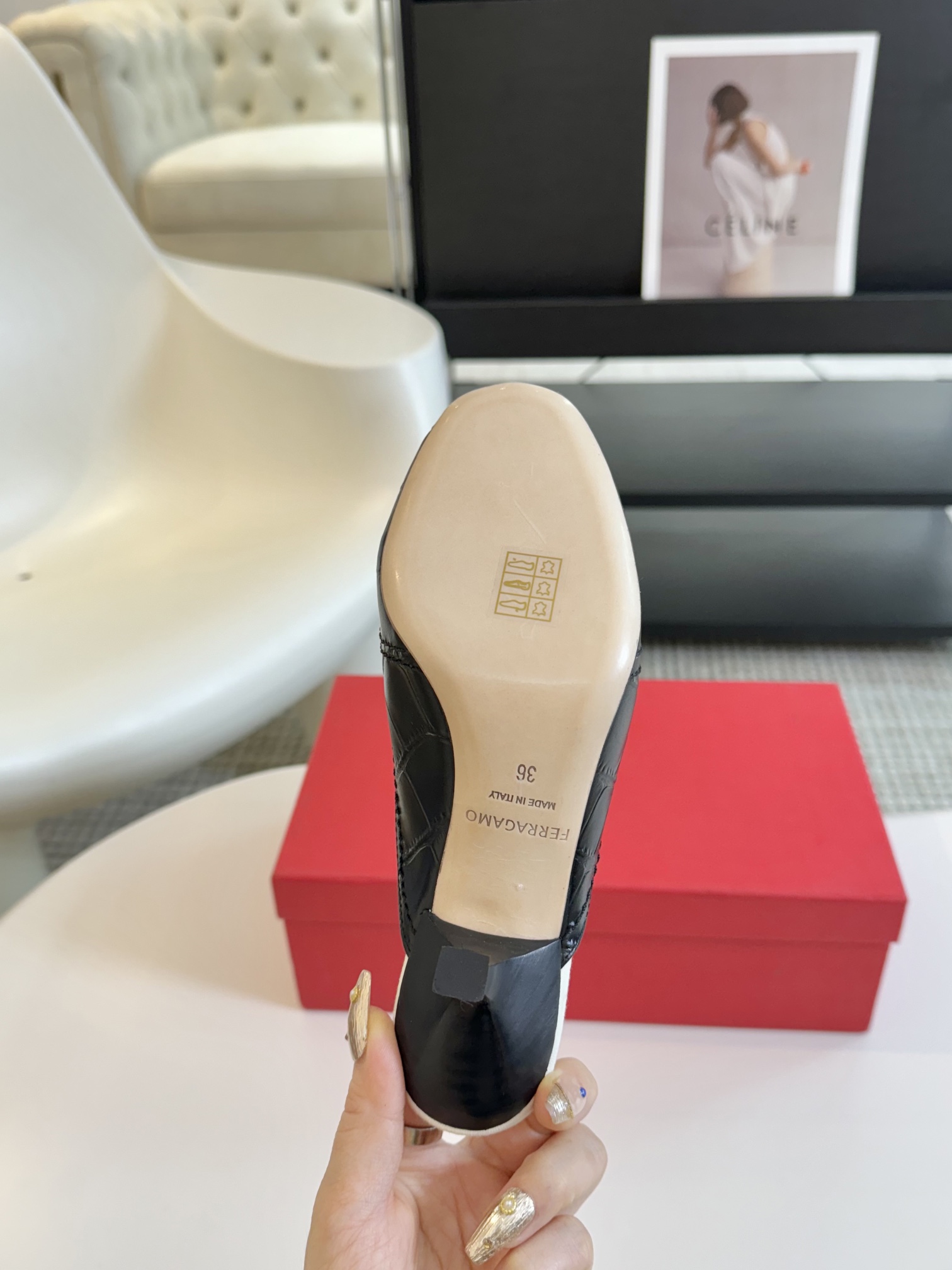 FerragamoSS24春夏款全新上市菲拉格慕猫跟穆勒凉拖这款猫跟穆勒凉拖鞋随性时髦对比鲜明的配色和纹