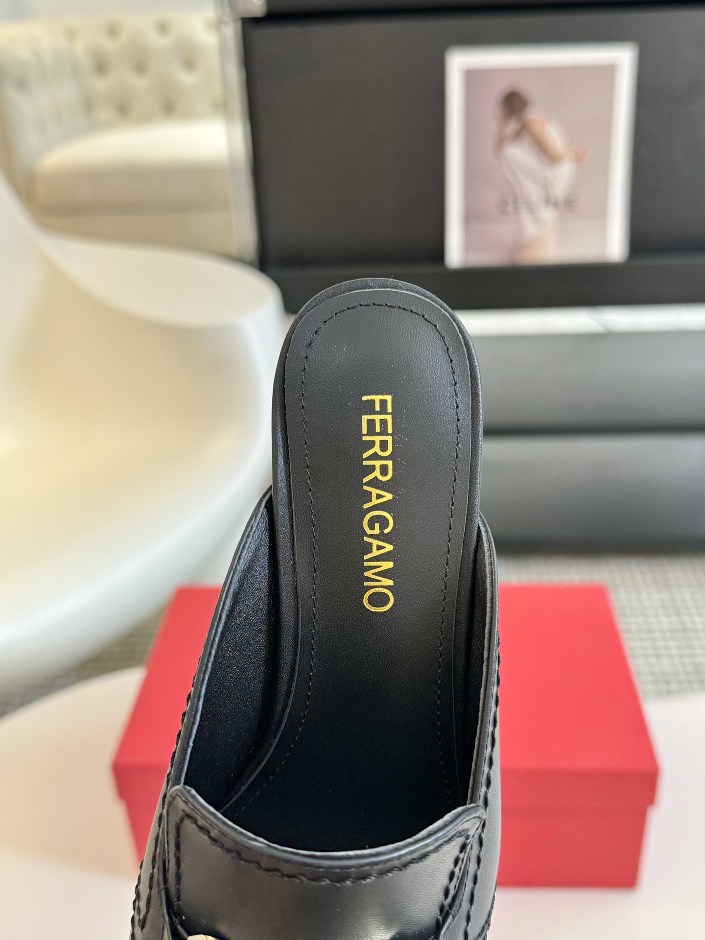 FerragamoSS24春夏款全新上市菲拉格慕猫跟穆勒凉拖这款猫跟穆勒凉拖鞋随性时髦对比鲜明的配色和纹