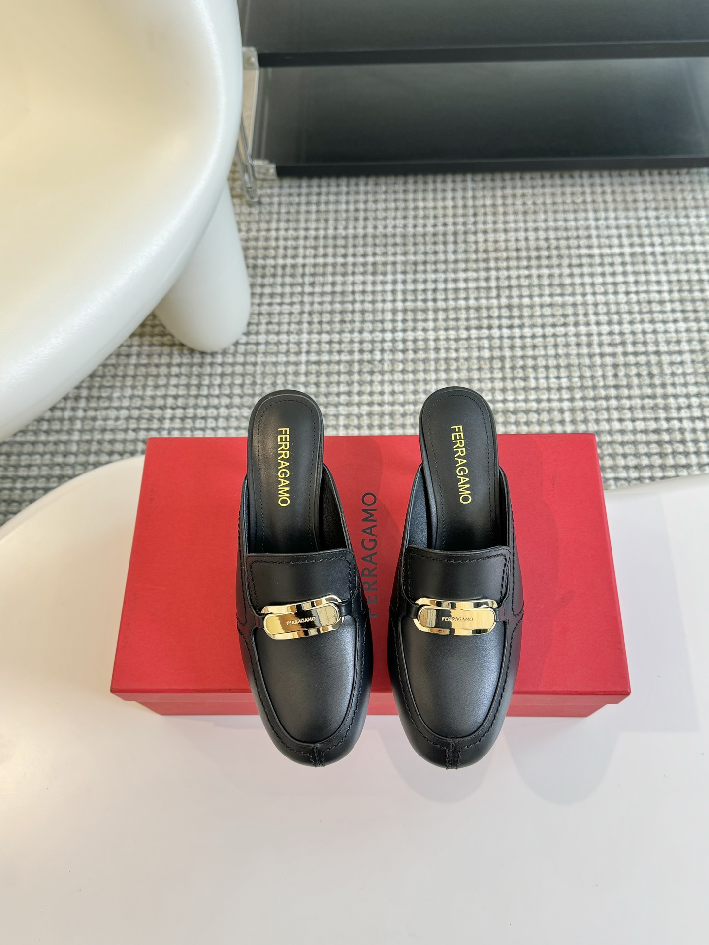 FerragamoSS24春夏款全新上市菲拉格慕猫跟穆勒凉拖这款猫跟穆勒凉拖鞋随性时髦对比鲜明的配色和纹