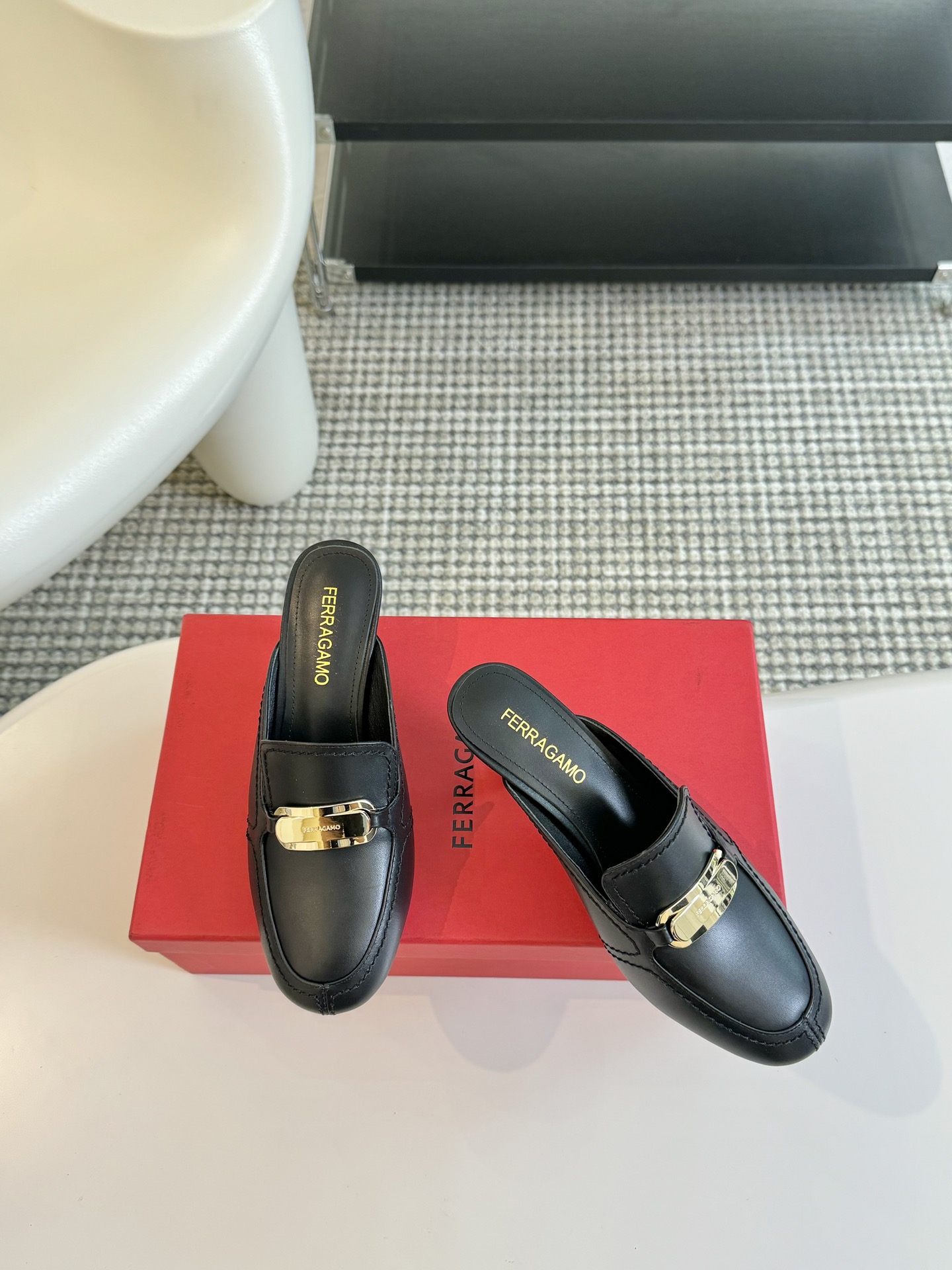 FerragamoSS24春夏款全新上市菲拉格慕猫跟穆勒凉拖这款猫跟穆勒凉拖鞋随性时髦对比鲜明的配色和纹