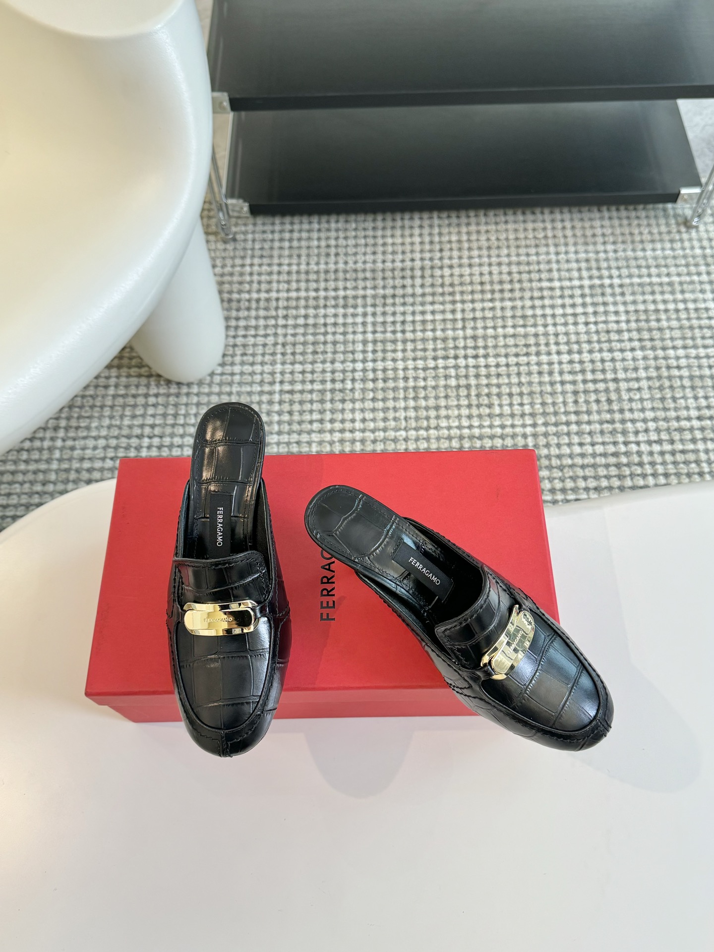 FerragamoSS24春夏款全新上市菲拉格慕猫跟穆勒凉拖这款猫跟穆勒凉拖鞋随性时髦对比鲜明的配色和纹