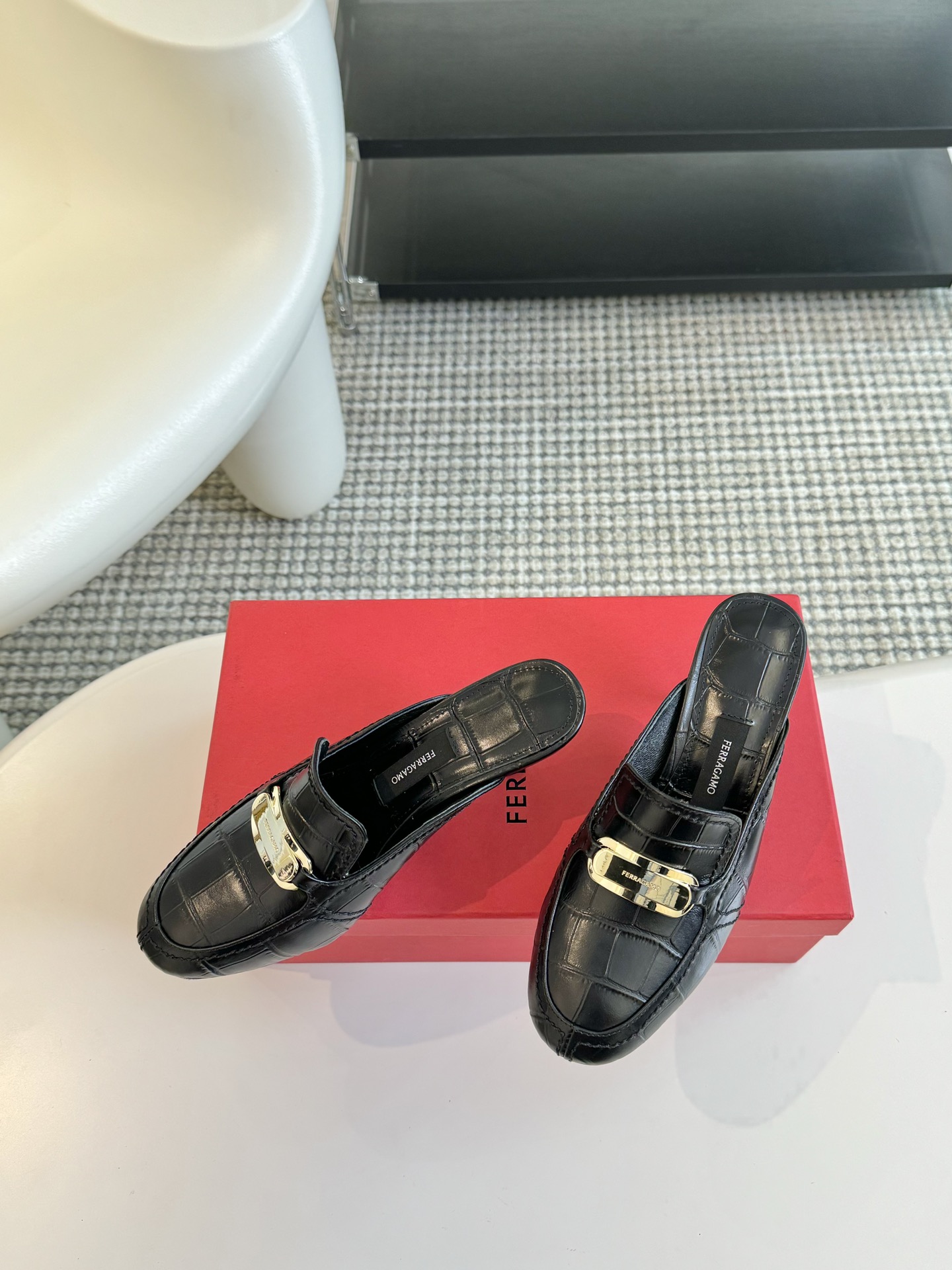 FerragamoSS24春夏款全新上市菲拉格慕猫跟穆勒凉拖这款猫跟穆勒凉拖鞋随性时髦对比鲜明的配色和纹