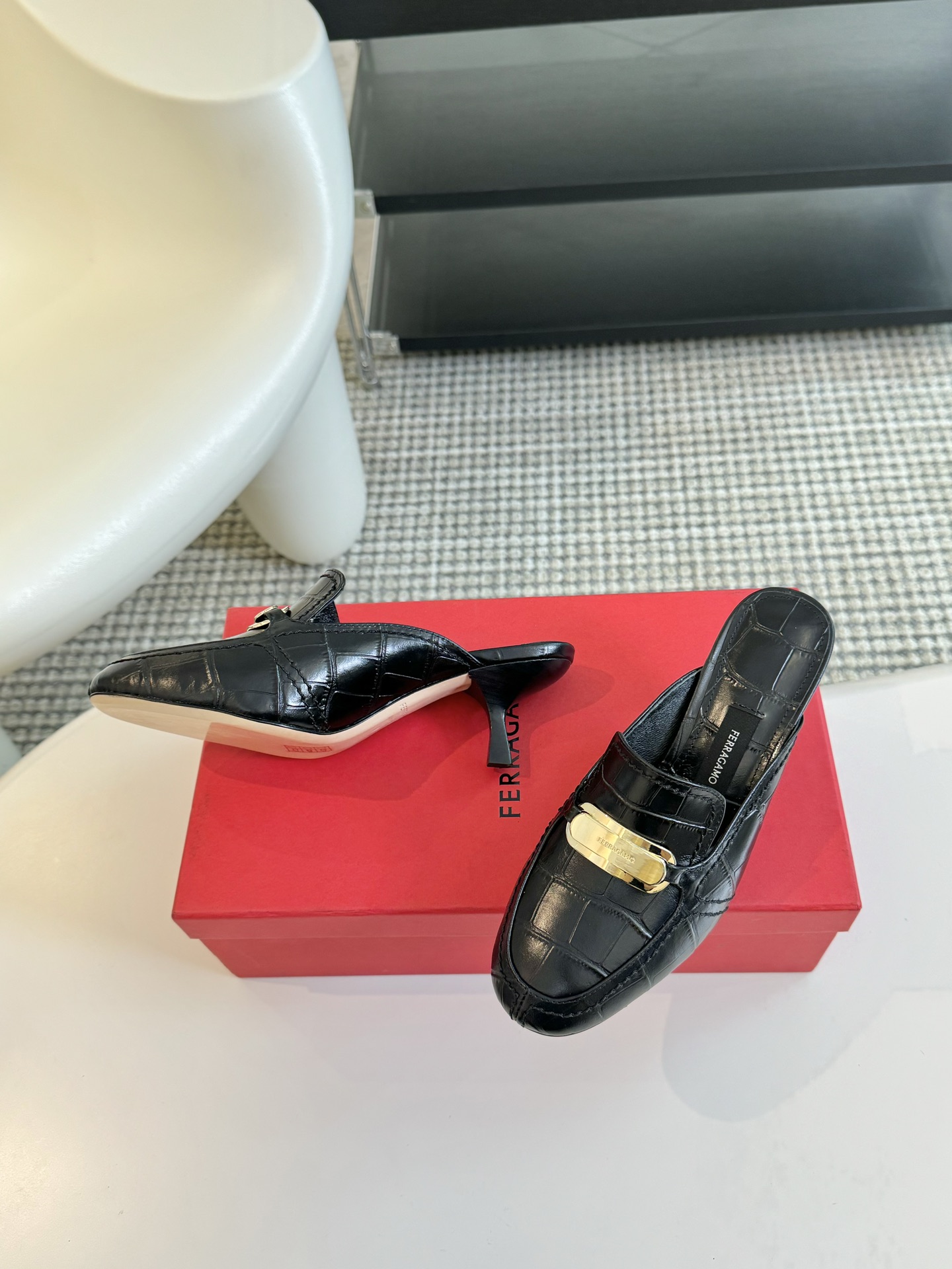 FerragamoSS24春夏款全新上市菲拉格慕猫跟穆勒凉拖这款猫跟穆勒凉拖鞋随性时髦对比鲜明的配色和纹