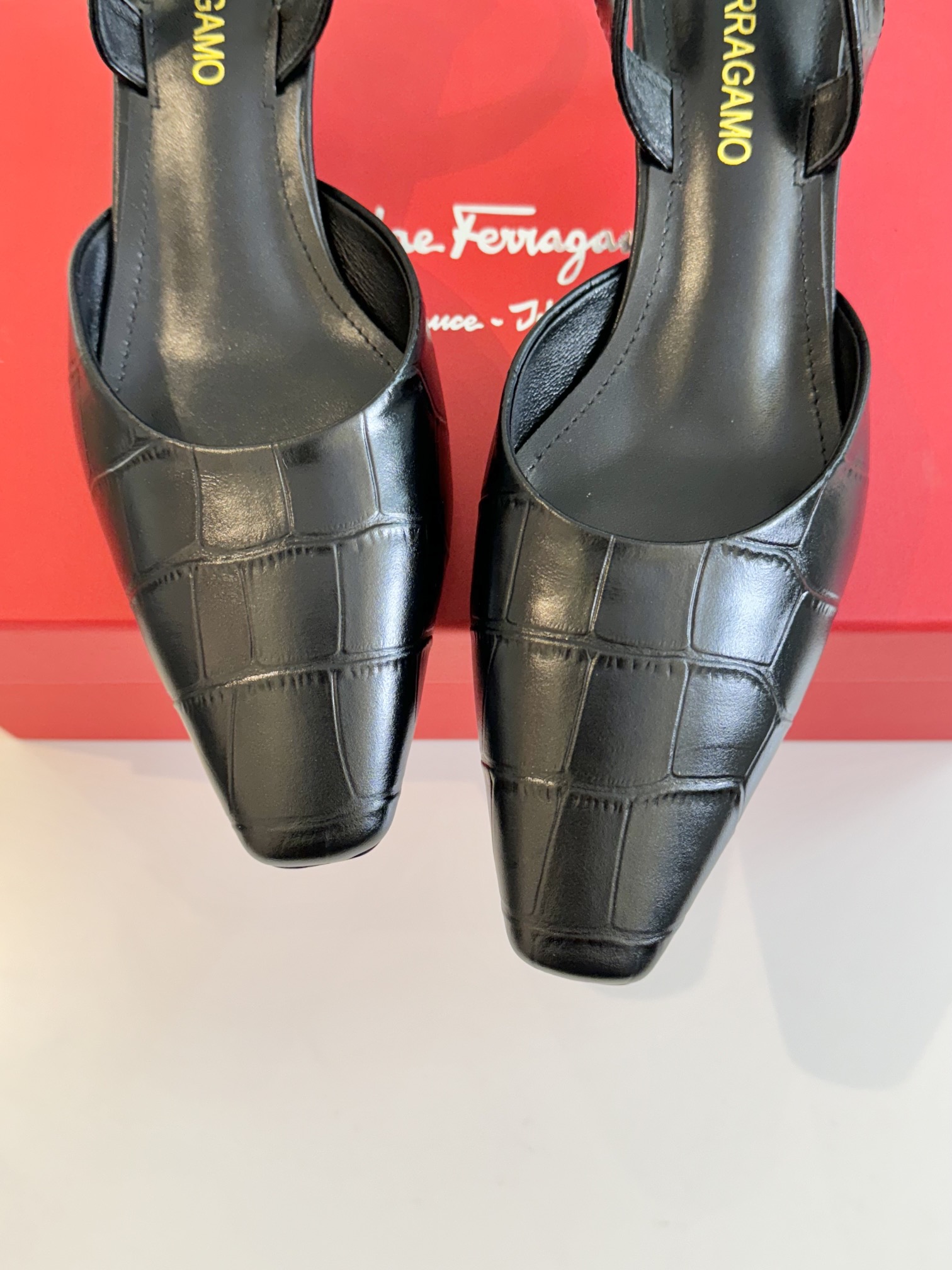 .5cMFerragamo/菲拉格慕经典春夏金属跟后空凉鞋这款拖鞋实在太美了奢华又低调彰显气质和品味面料