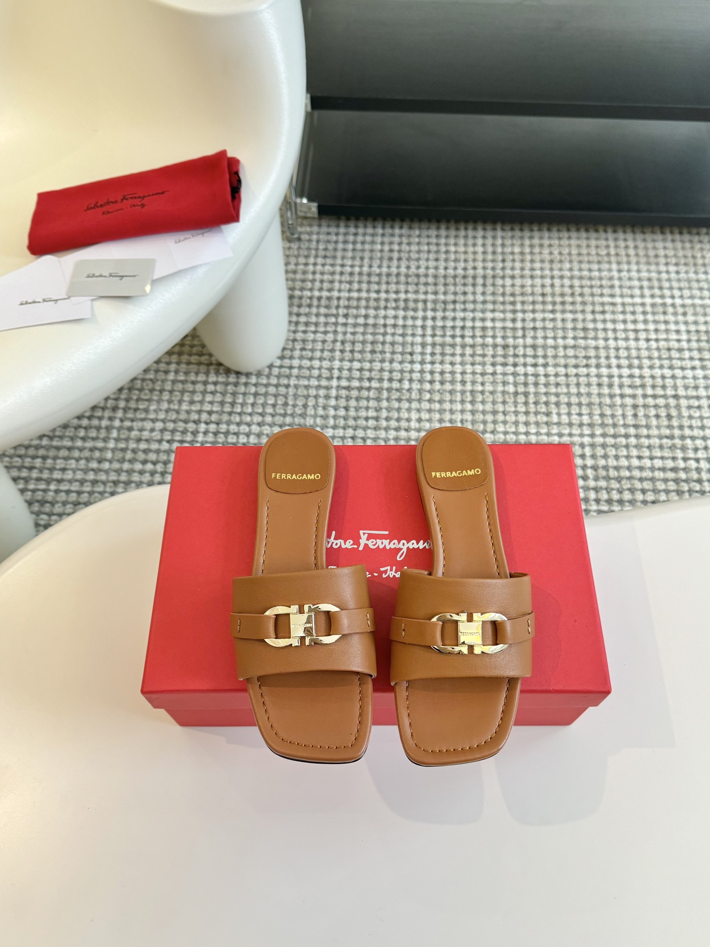 salvatoreFerragamo/菲拉格慕24春夏新款Viva平底露趾凉拖鞋大粗跟设计搭配超大蝴蝶结