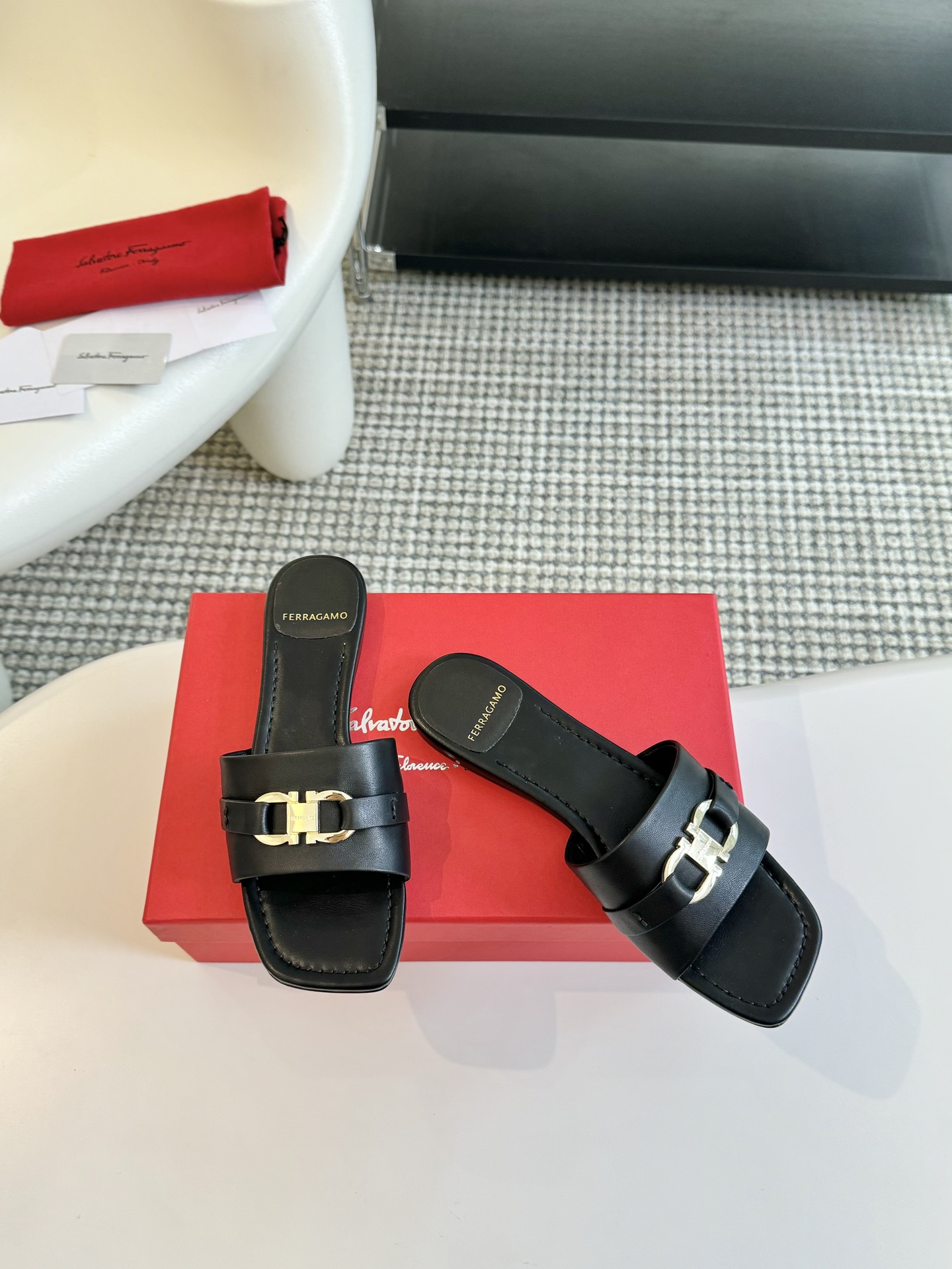 salvatoreFerragamo/菲拉格慕24春夏新款Viva平底露趾凉拖鞋大粗跟设计搭配超大蝴蝶结