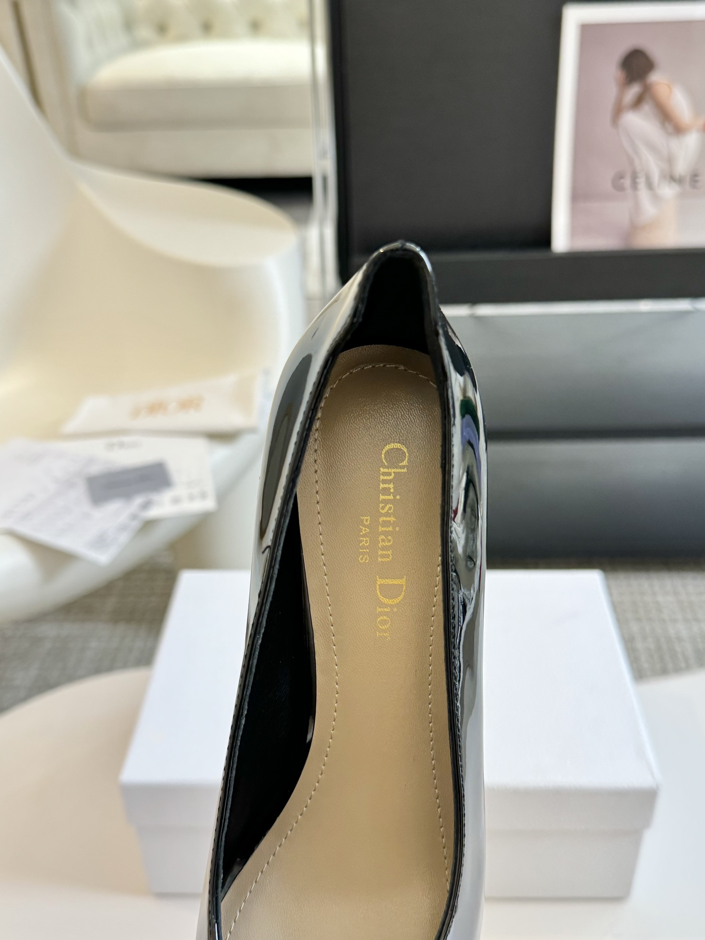 jimmychoo4新款漆皮高跟凉鞋系列上新︎好看又舒服日常正式场合都百搭并以一字带和可调节开合的标志性