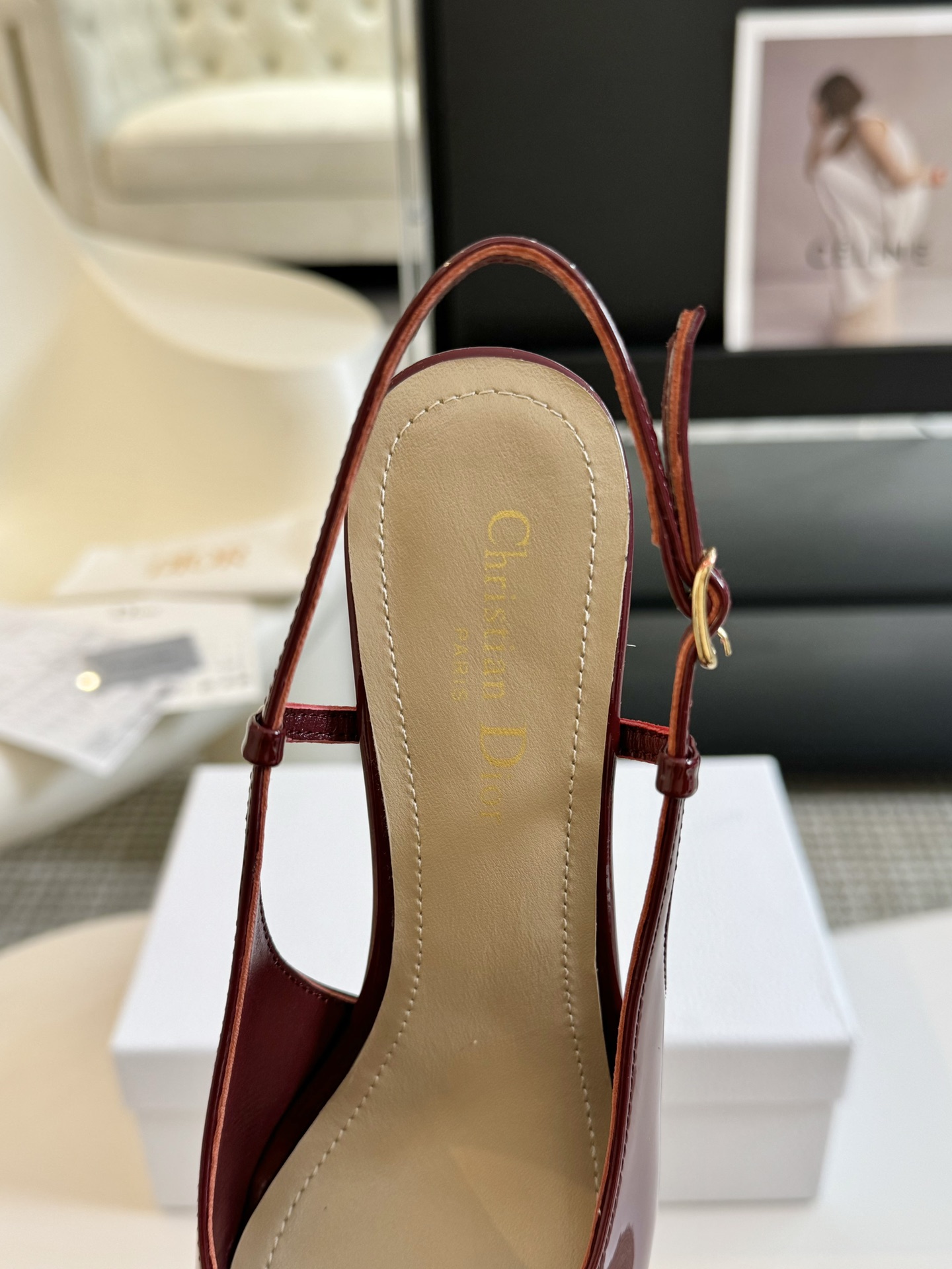 jimmychoo4新款漆皮高跟凉鞋系列上新︎好看又舒服日常正式场合都百搭并以一字带和可调节开合的标志性