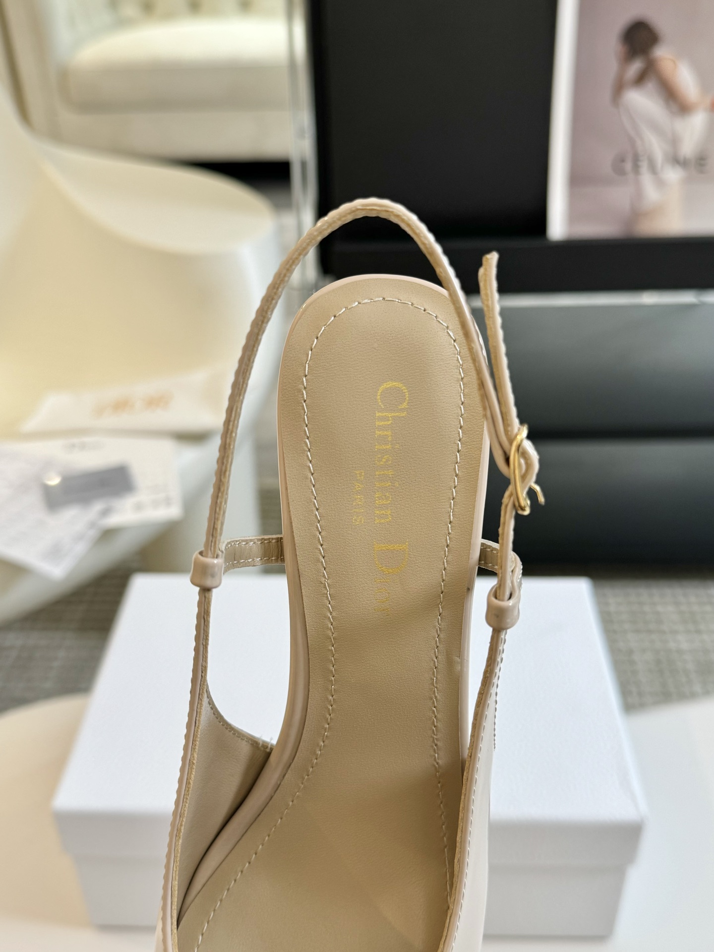 jimmychoo4新款漆皮高跟凉鞋系列上新︎好看又舒服日常正式场合都百搭并以一字带和可调节开合的标志性