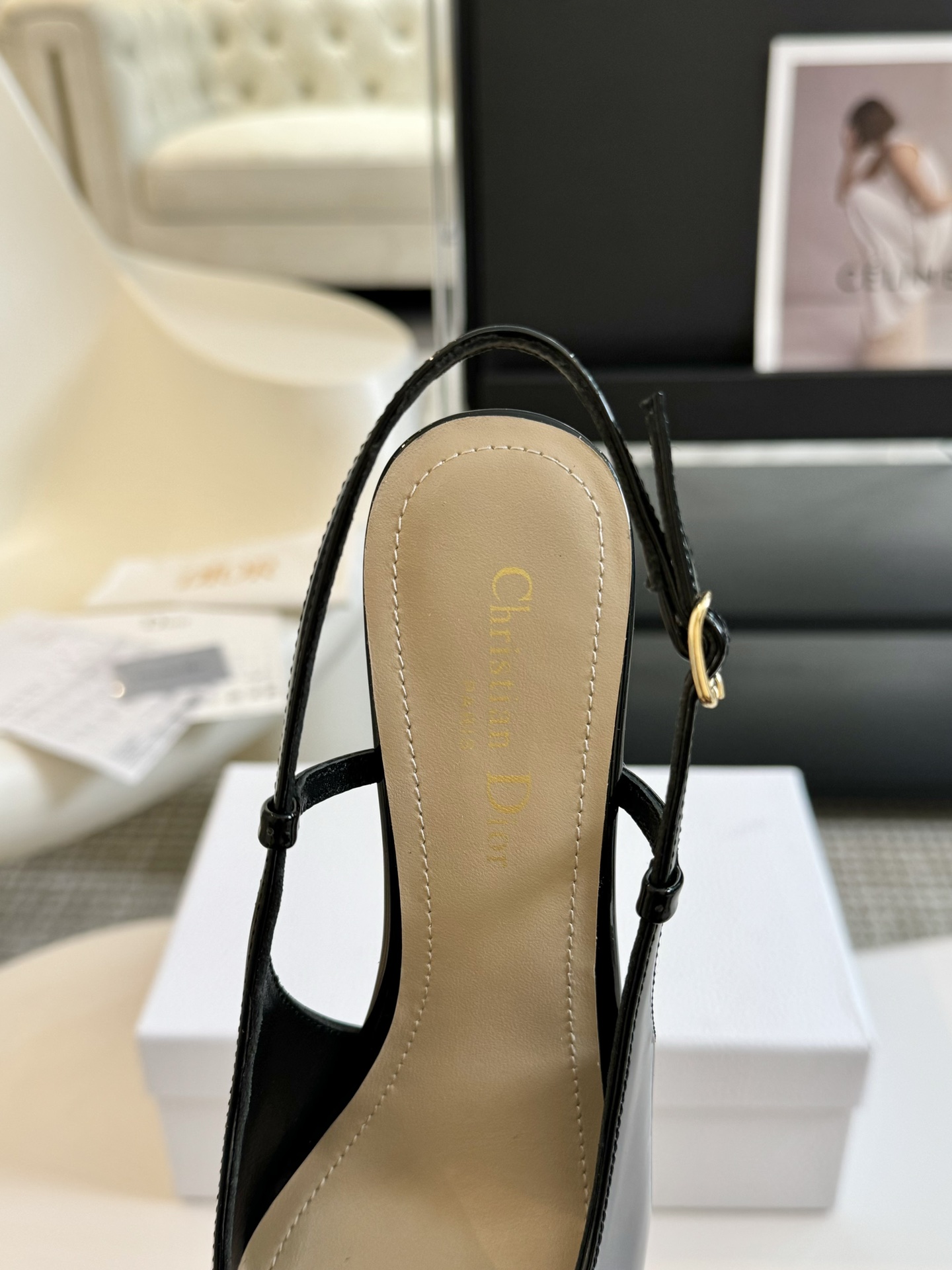 jimmychoo4新款漆皮高跟凉鞋系列上新︎好看又舒服日常正式场合都百搭并以一字带和可调节开合的标志性