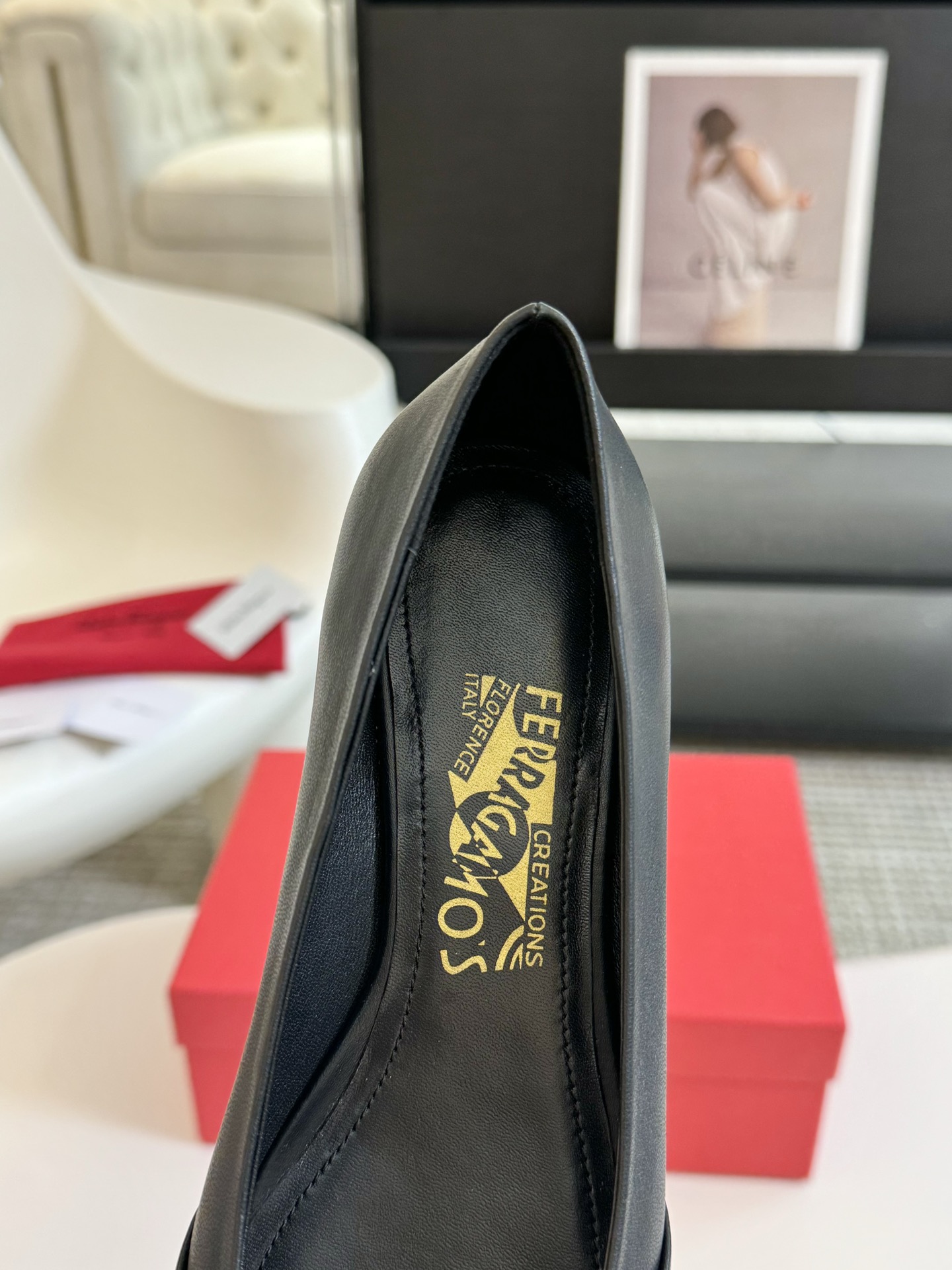 salvatoreFerragamo菲拉格慕专柜24早春系列新品标志性蝴蝶结五金扣粗跟单鞋️以双色设计重