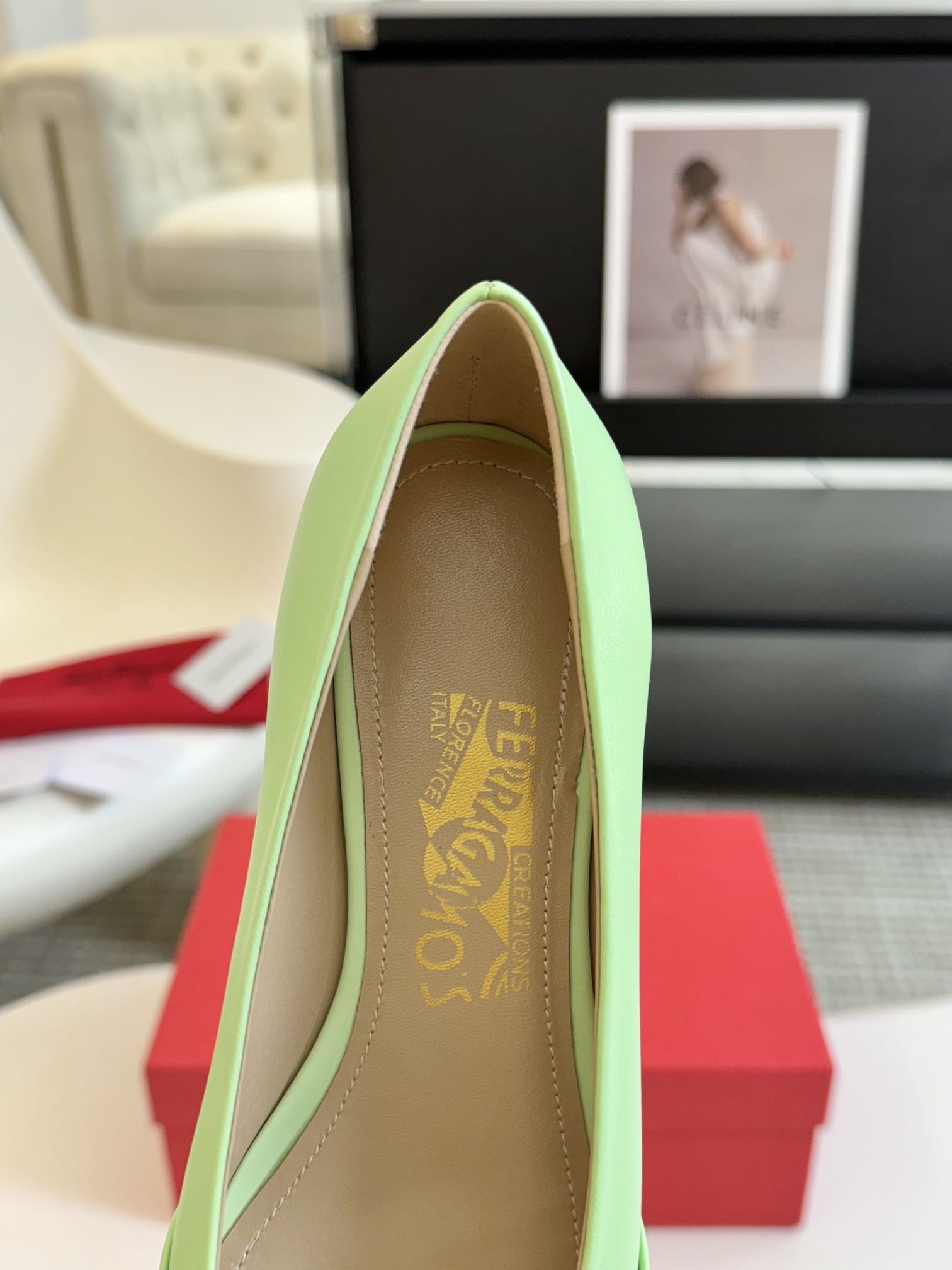 salvatoreFerragamo菲拉格慕专柜24早春系列新品标志性蝴蝶结五金扣粗跟单鞋️以双色设计重