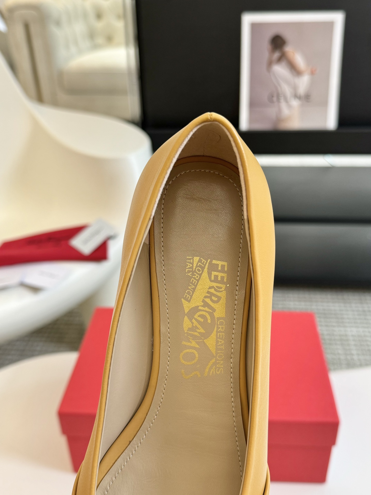 salvatoreFerragamo菲拉格慕专柜24早春系列新品标志性蝴蝶结五金扣粗跟单鞋️以双色设计重