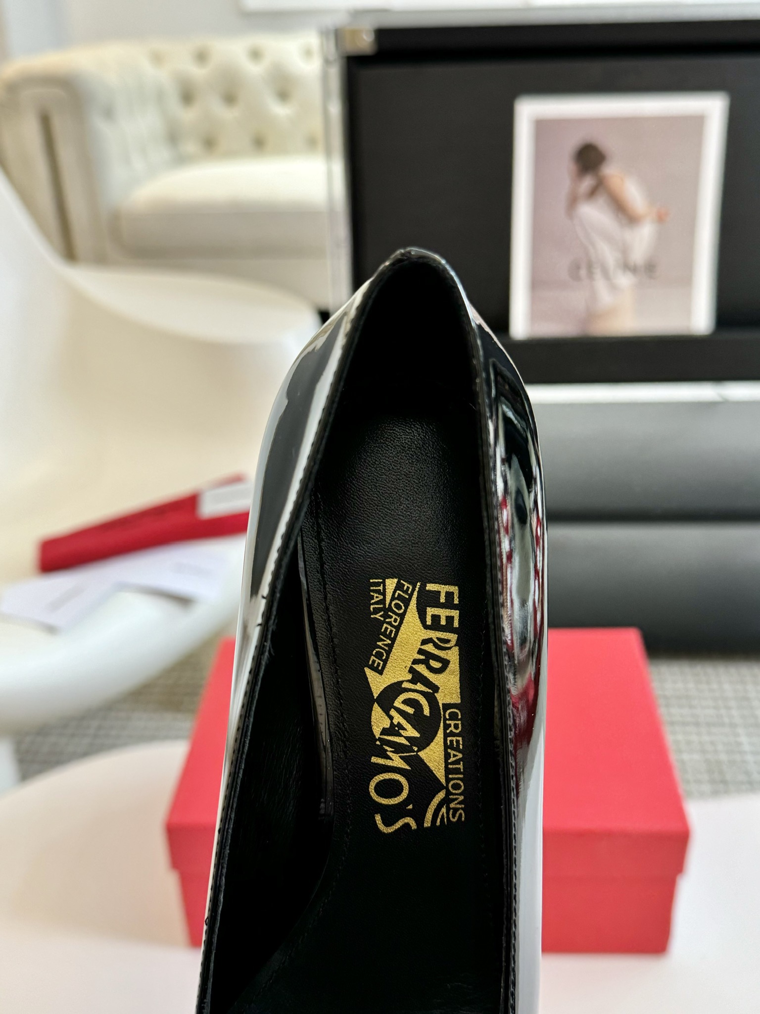 salvatoreFerragamo菲拉格慕专柜24早春系列新品标志性蝴蝶结五金扣粗跟单鞋️以双色设计重