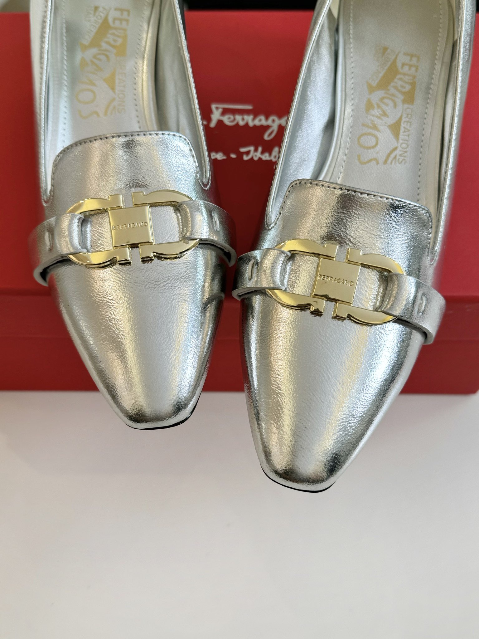 salvatoreFerragamo菲拉格慕专柜24早春系列新品标志性蝴蝶结五金扣粗跟单鞋️以双色设计重