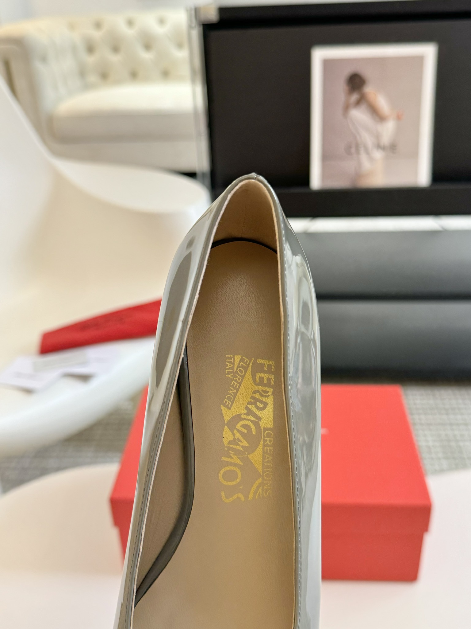 salvatoreFerragamo菲拉格慕专柜24早春系列新品标志性蝴蝶结五金扣粗跟单鞋️以双色设计重