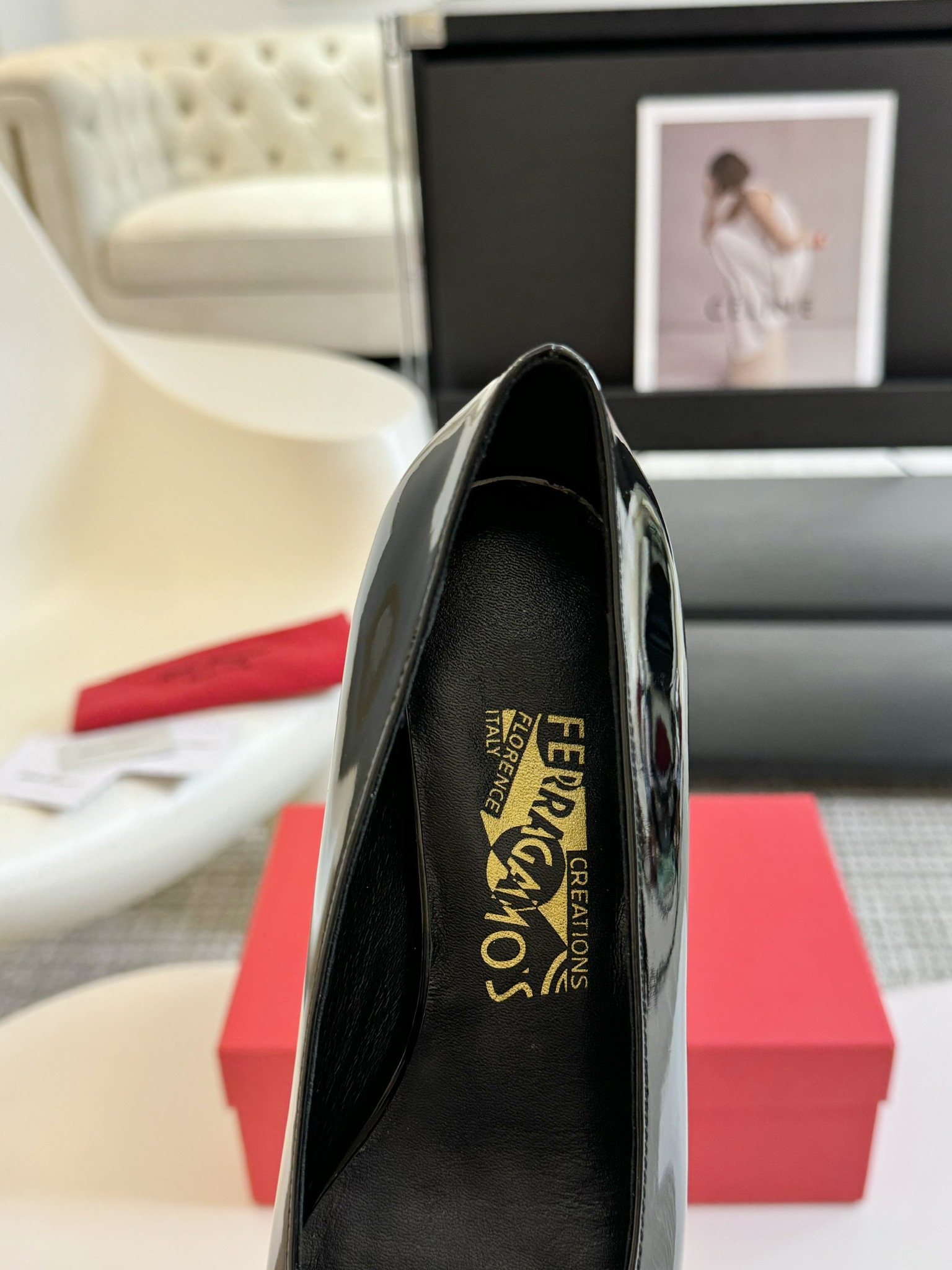 salvatoreFerragamo菲拉格慕专柜24早春系列新品标志性蝴蝶结五金扣粗跟单鞋️以双色设计重