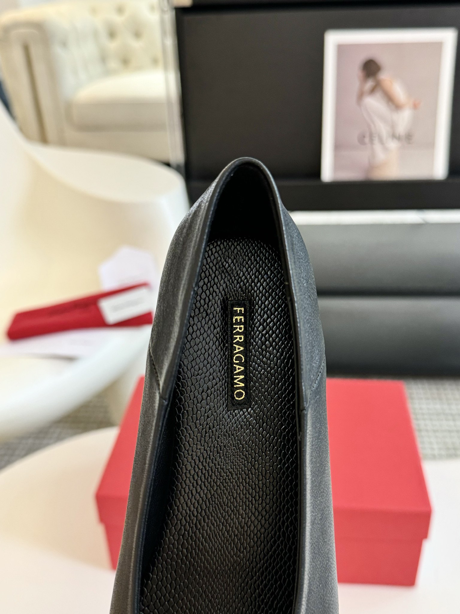 平底salvatoreFerragamo菲拉格慕专柜24早春系列新品标志性蝴蝶结五金扣粗跟单鞋️以双色设