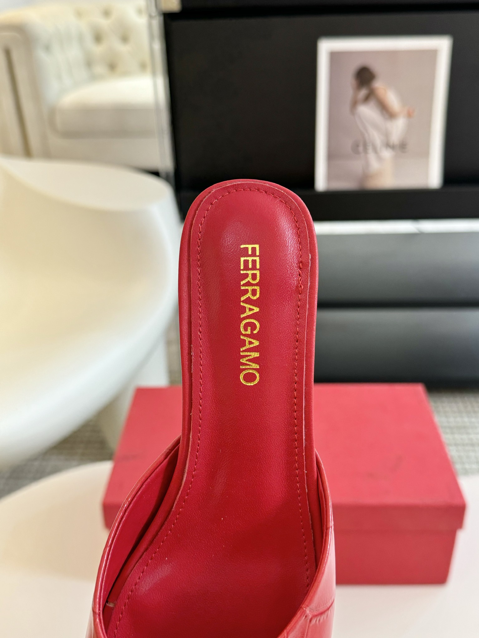 FerragamoSS24春夏款全新上市菲拉格鸟笼时装鞋这款鸟笼后跟随性时髦对比鲜明的配色和纹理更添亮点