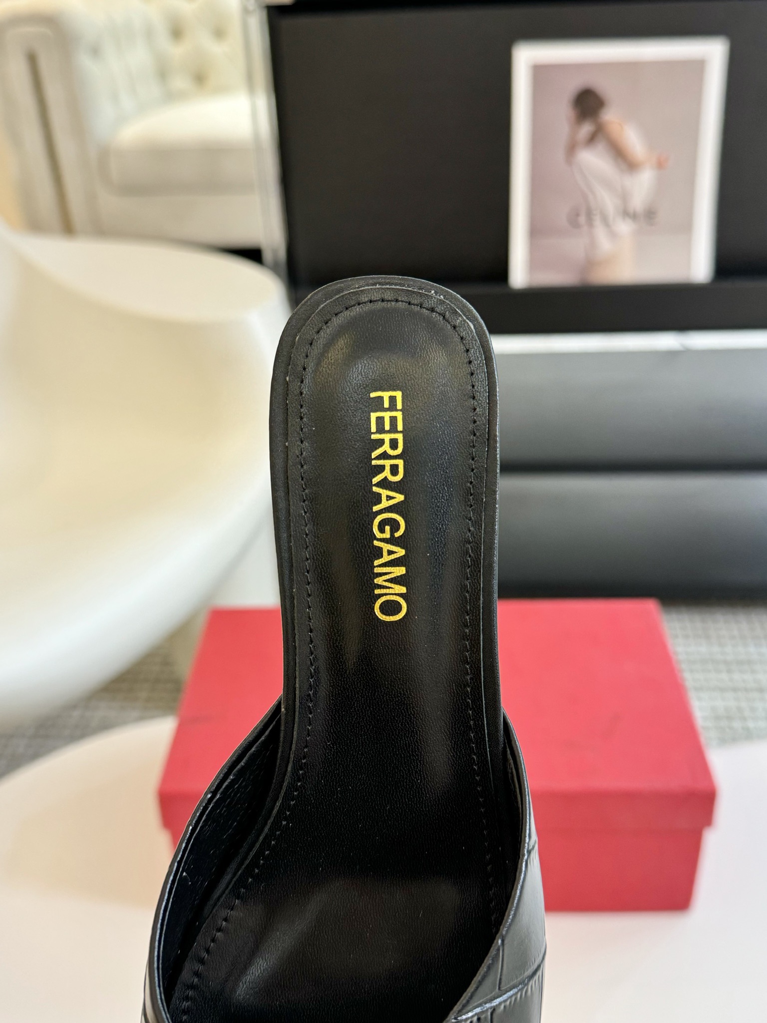 FerragamoSS24春夏款全新上市菲拉格鸟笼时装鞋这款鸟笼后跟随性时髦对比鲜明的配色和纹理更添亮点