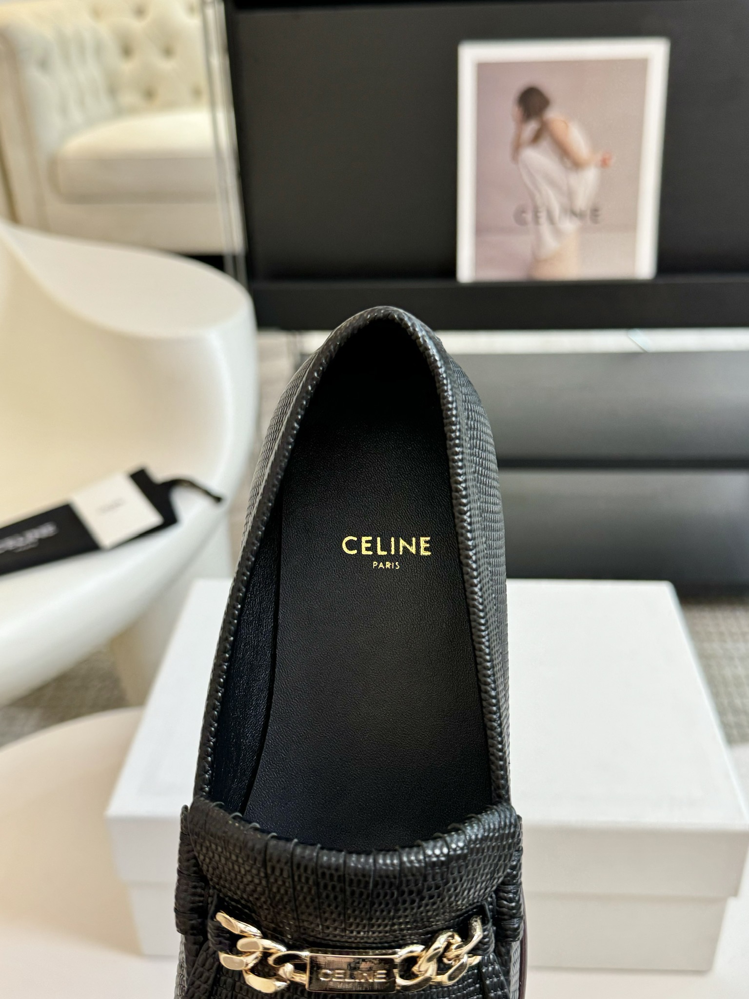 Celine/赛琳经典四季复古乐福鞋这款带流苏的相对其他款多了一些俏皮更加的英伦学院风不挑人穿极简主义风