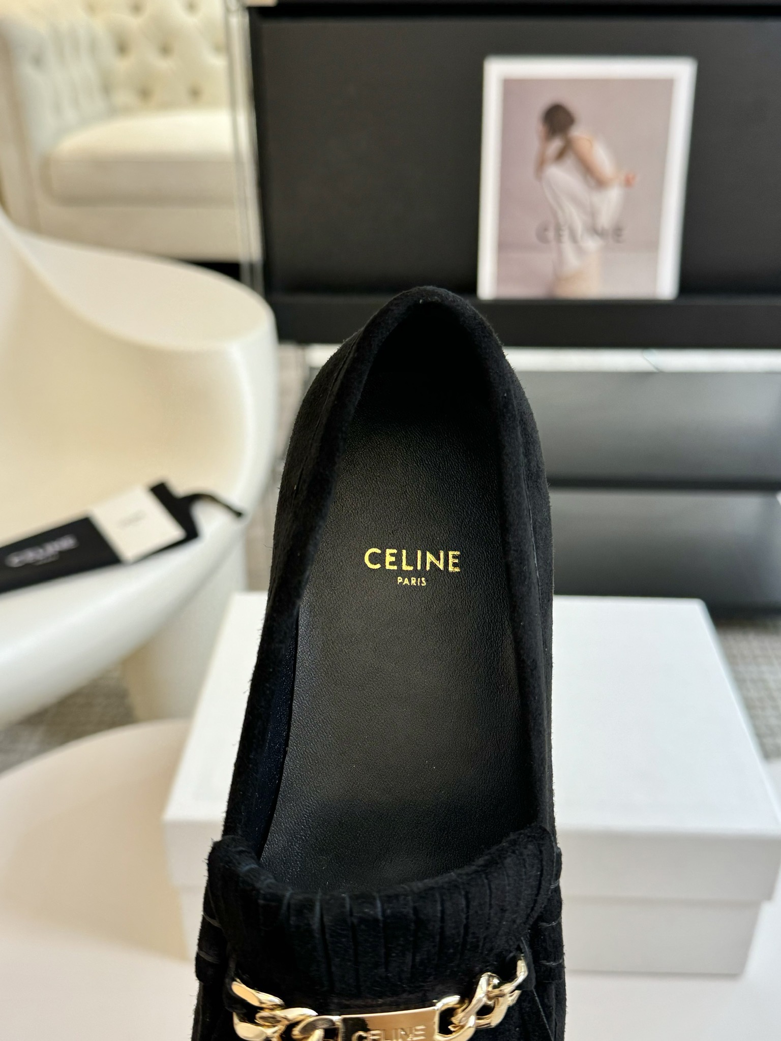 Celine/赛琳经典四季复古乐福鞋这款带流苏的相对其他款多了一些俏皮更加的英伦学院风不挑人穿极简主义风