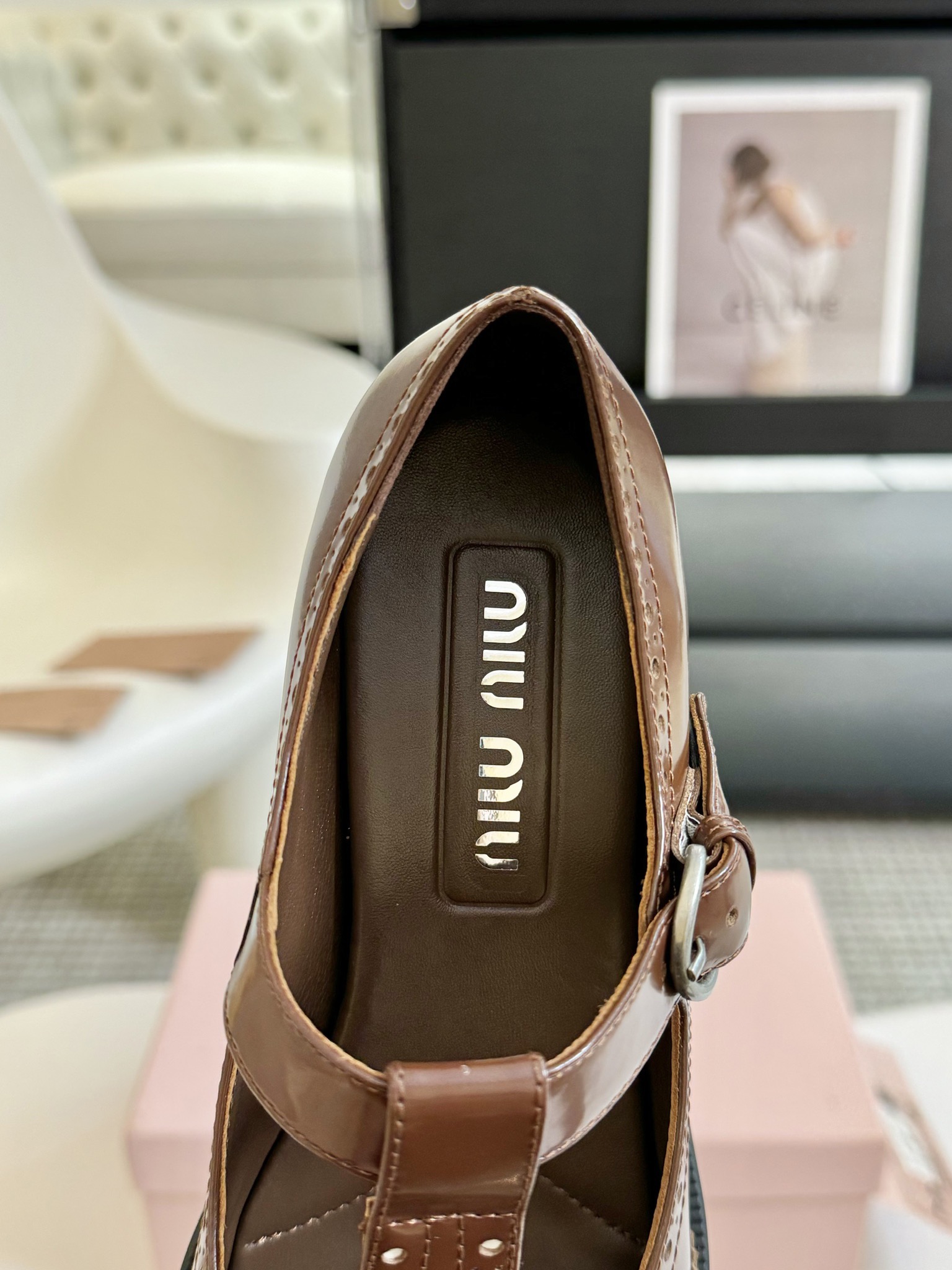 MIUMIU24春夏走秀西部系列玛丽珍厚底鞋棕黑白三色走秀图频频出现在各大时装杂志封面张元英等各路明星订