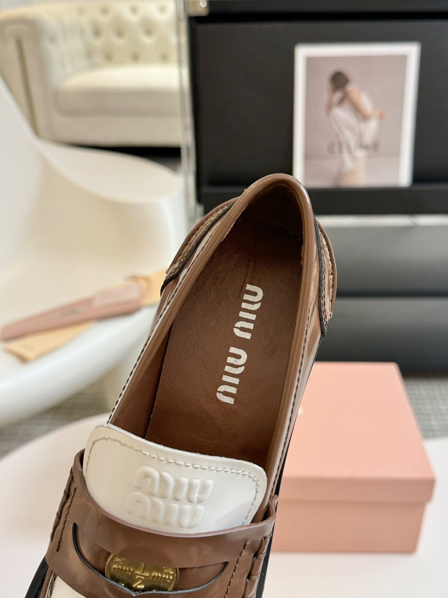 MiuMiu/缪缪经典走秀款钱币乐福鞋最近风很大的金币乐福鞋被挖到了满满的复古英伦感顺带着一股学院风中间