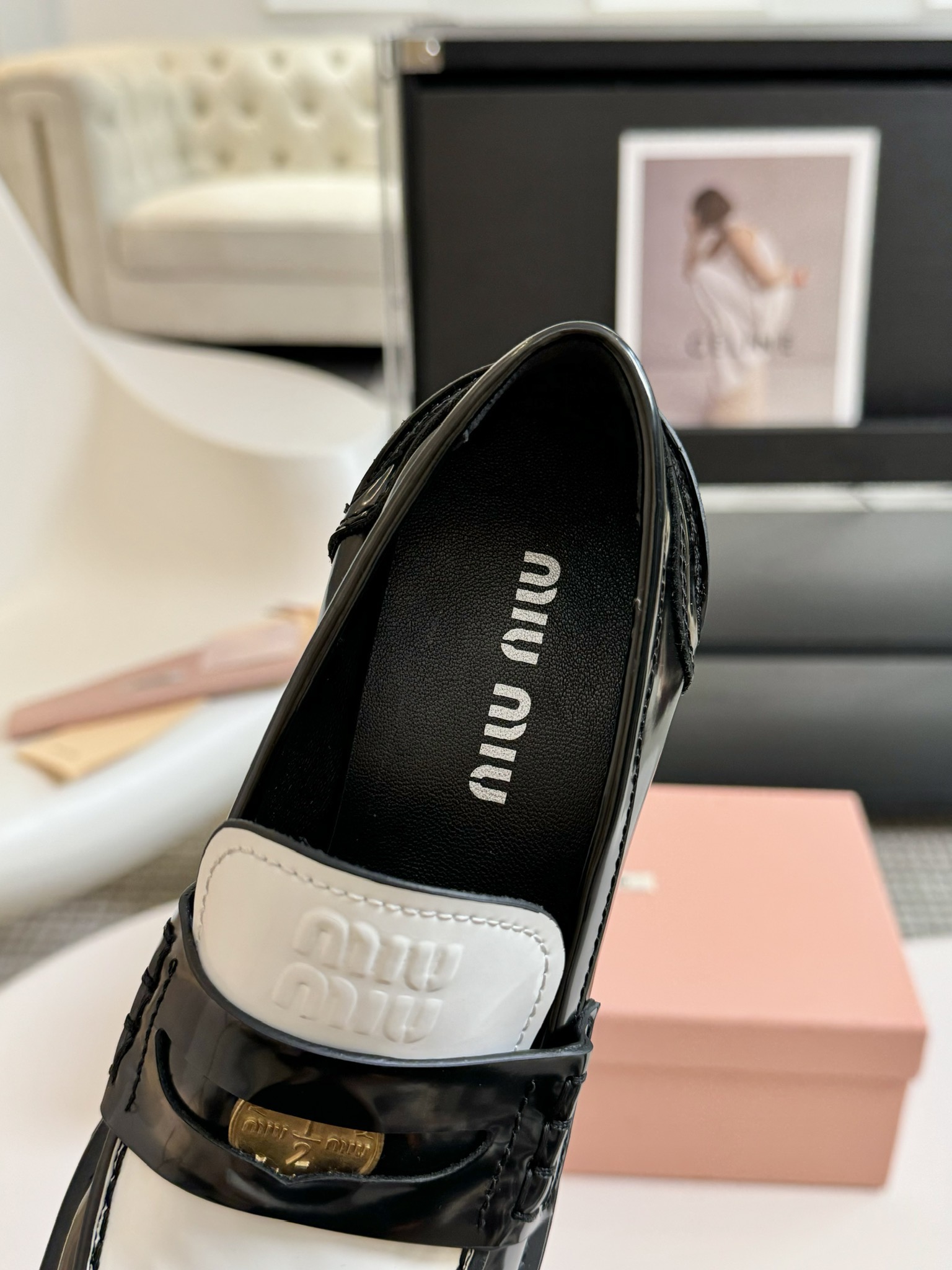 MiuMiu/缪缪经典走秀款钱币乐福鞋最近风很大的金币乐福鞋被挖到了满满的复古英伦感顺带着一股学院风中间