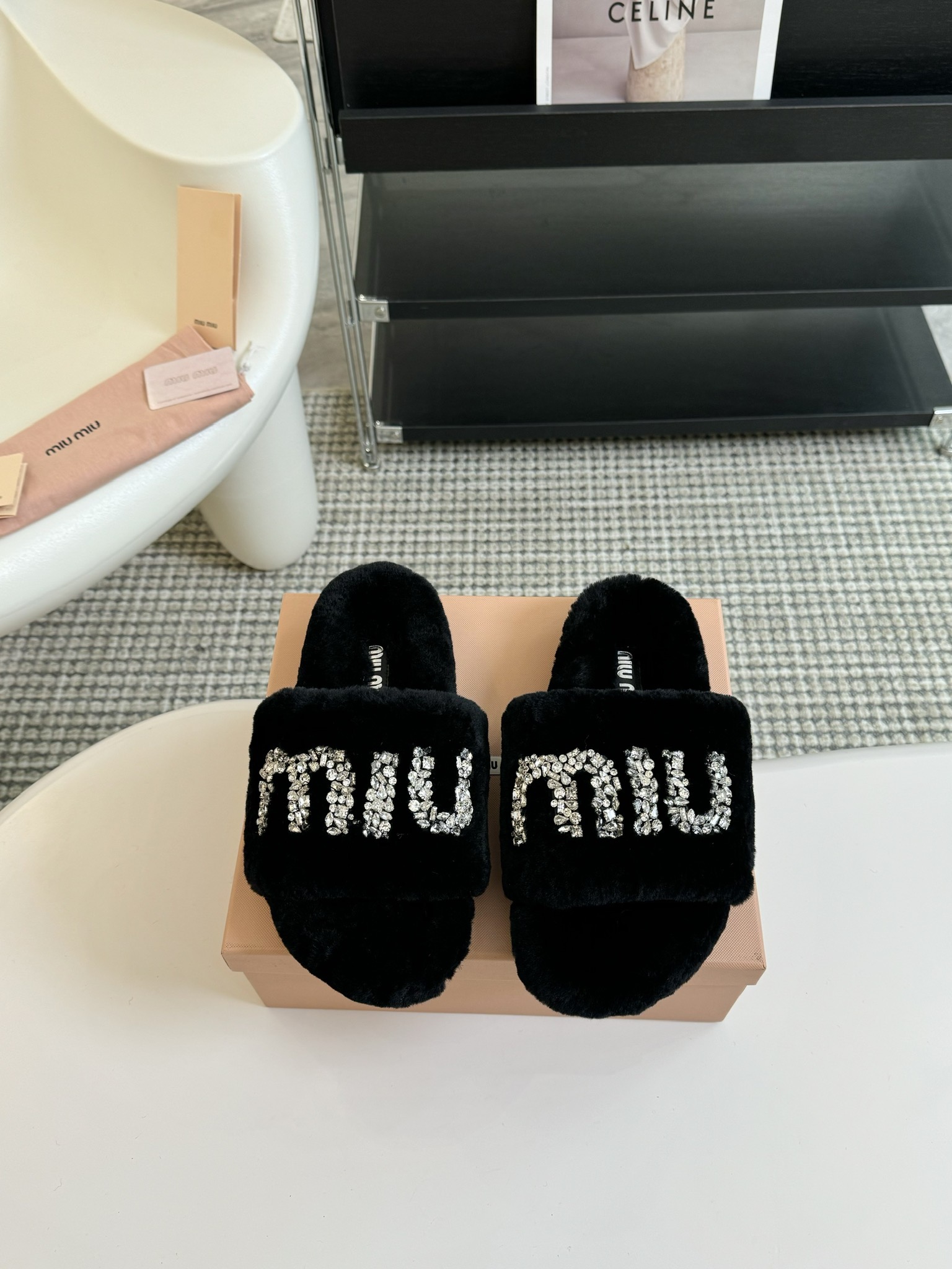 MIUMIU经典秋冬厚底水钻毛毛拖鞋这季节美鞋太多这款毛拖真的是让我无法自拔真太可爱了毛茸茸的羊毛是选用