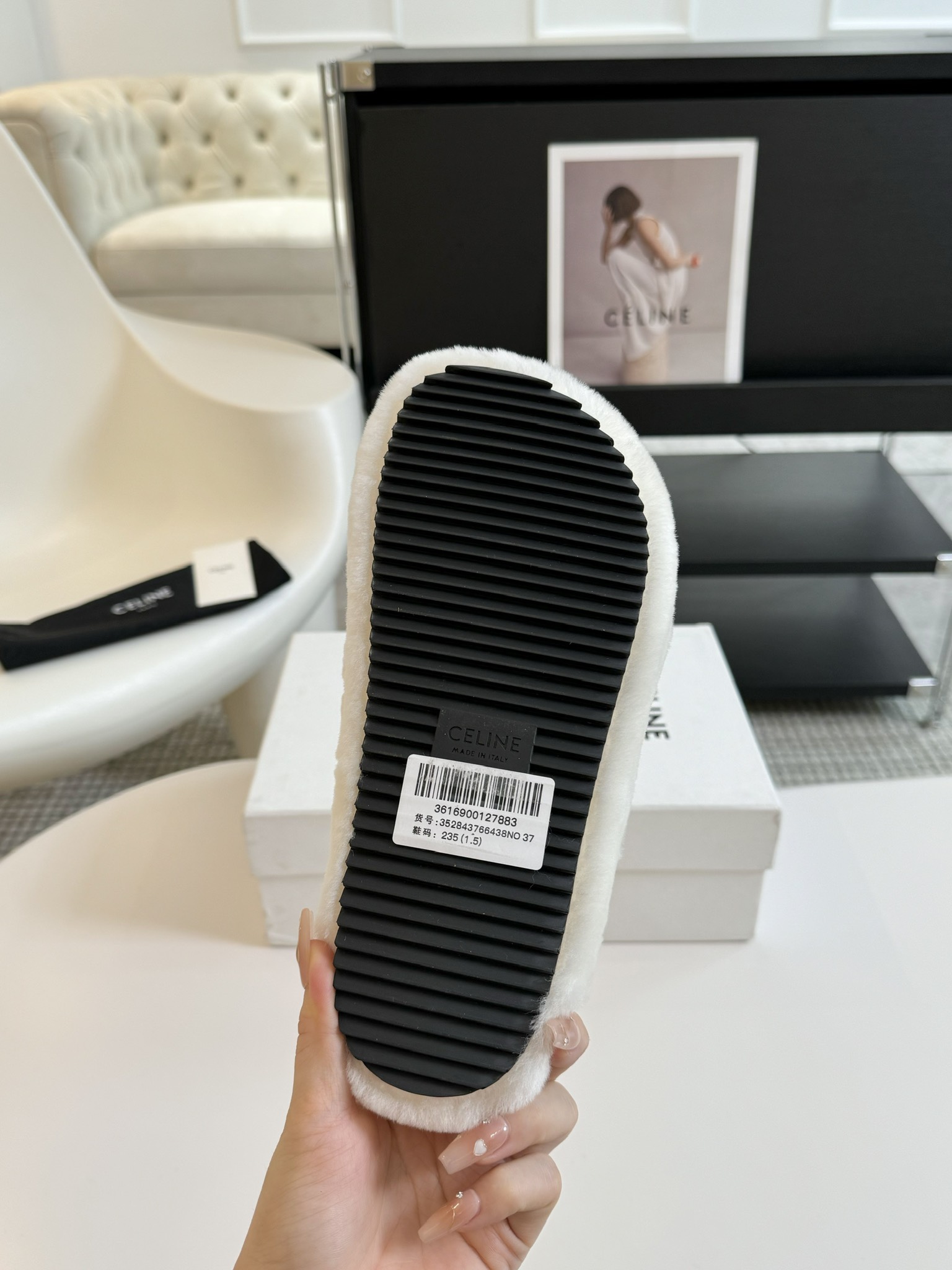 CELINE/塞琳 s𝐧𝐞𝐰秋冬新品夹脚厚底毛毛拖鞋💗这一季的赛琳又让我重新爱了它一次！这季节美鞋太多这