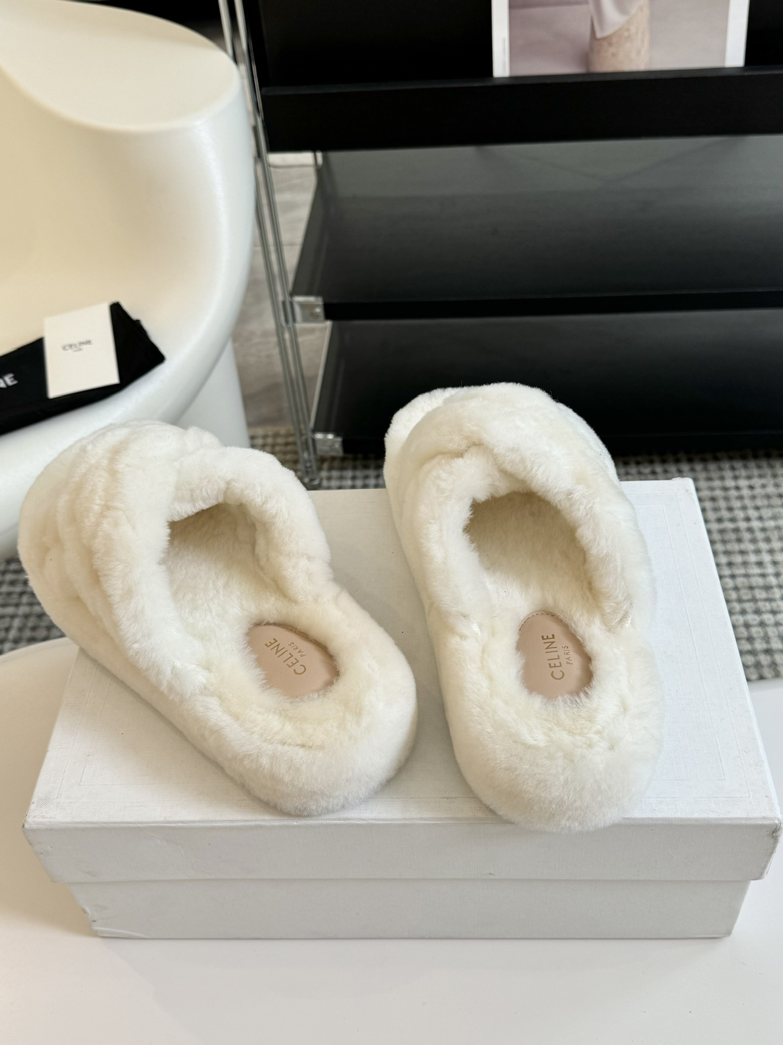 CELINE/塞琳 s𝐧𝐞𝐰秋冬新品夹脚厚底毛毛拖鞋💗这一季的赛琳又让我重新爱了它一次！这季节美鞋太多这