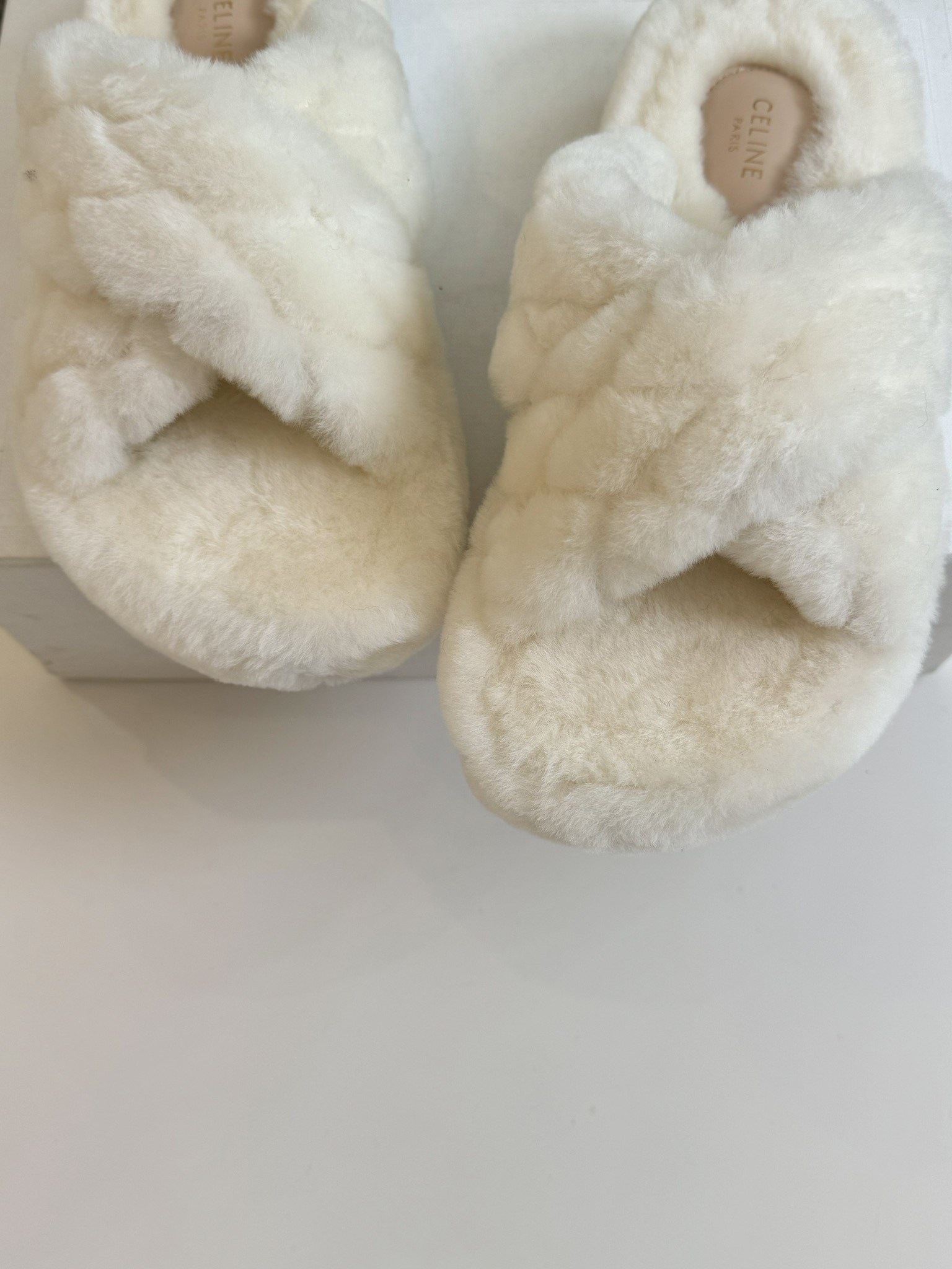 CELINE/塞琳 s𝐧𝐞𝐰秋冬新品夹脚厚底毛毛拖鞋💗这一季的赛琳又让我重新爱了它一次！这季节美鞋太多这