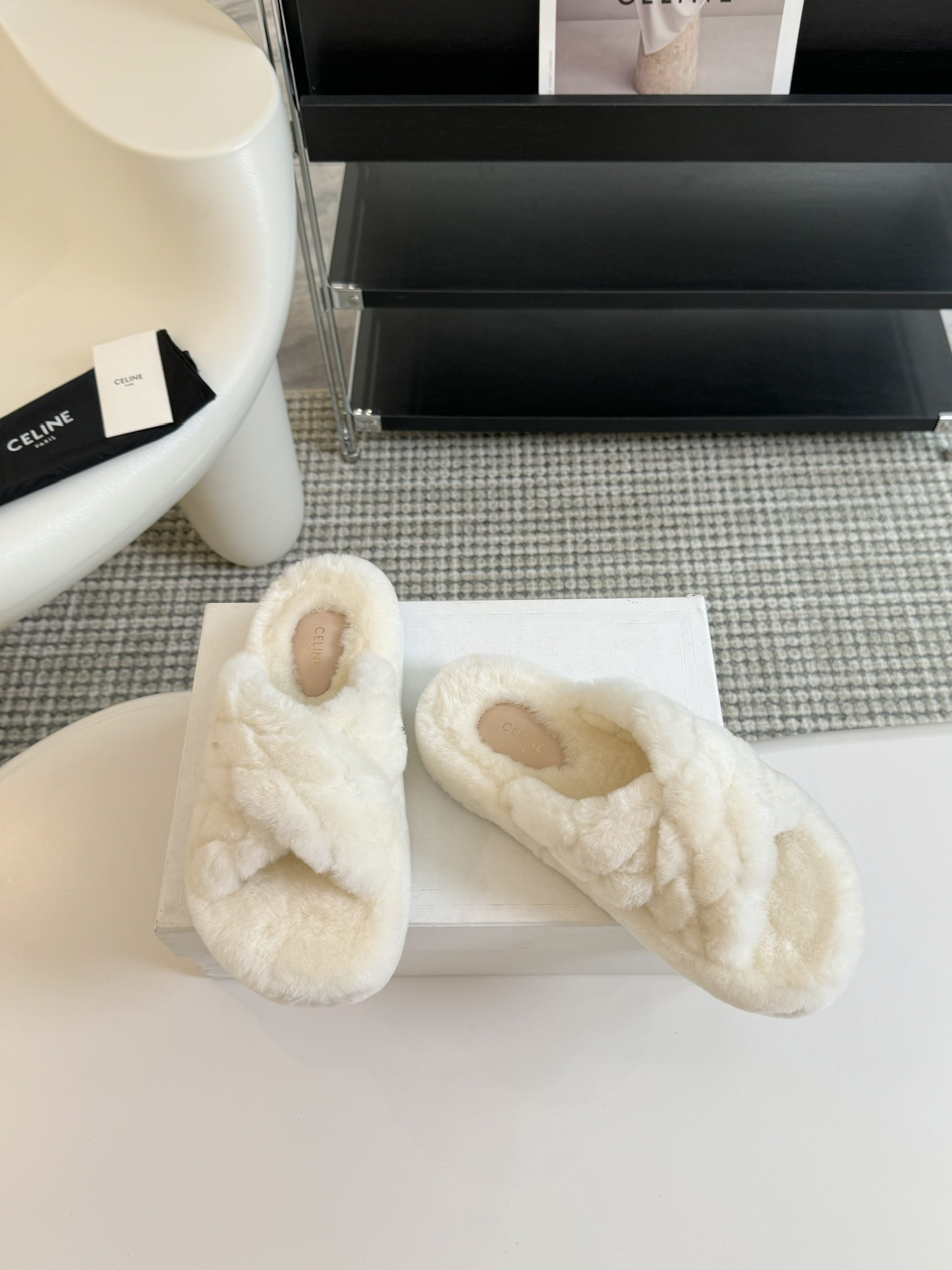 CELINE/塞琳 s𝐧𝐞𝐰秋冬新品夹脚厚底毛毛拖鞋💗这一季的赛琳又让我重新爱了它一次！这季节美鞋太多这