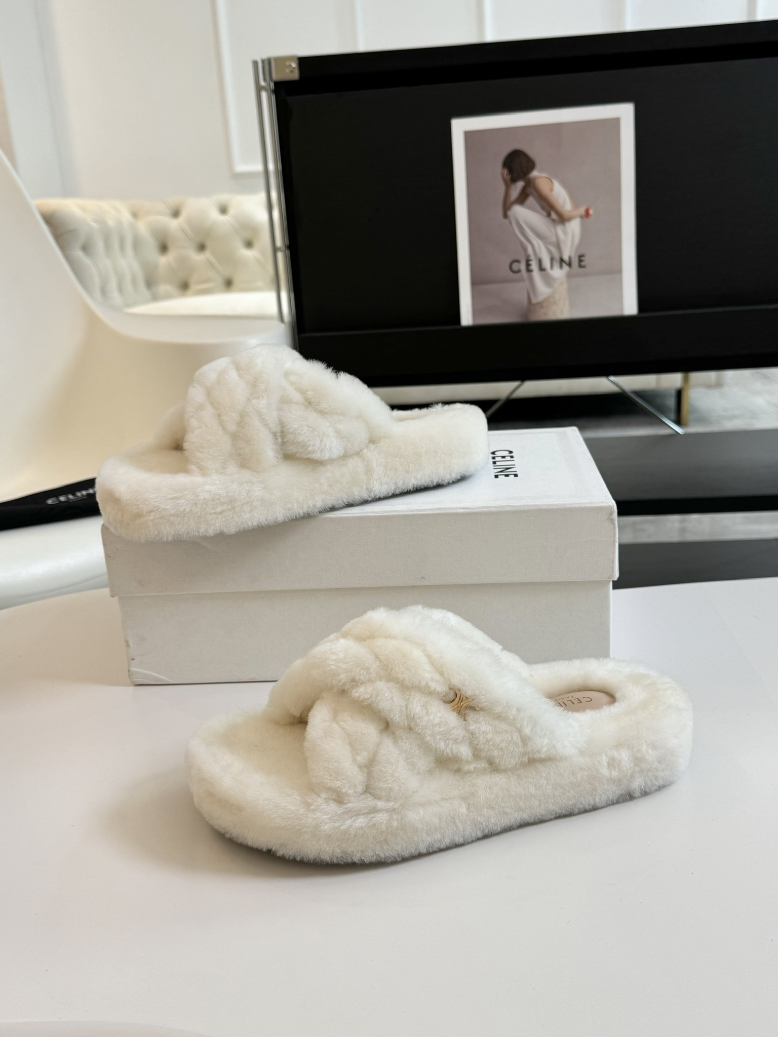 CELINE/塞琳 s𝐧𝐞𝐰秋冬新品夹脚厚底毛毛拖鞋💗这一季的赛琳又让我重新爱了它一次！这季节美鞋太多这