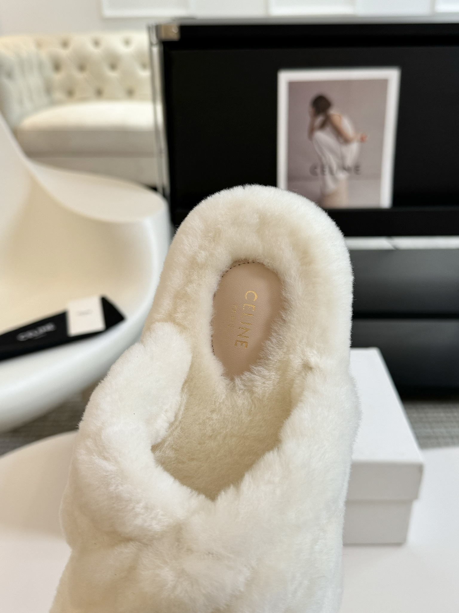 CELINE/塞琳 s𝐧𝐞𝐰秋冬新品夹脚厚底毛毛拖鞋💗这一季的赛琳又让我重新爱了它一次！这季节美鞋太多这