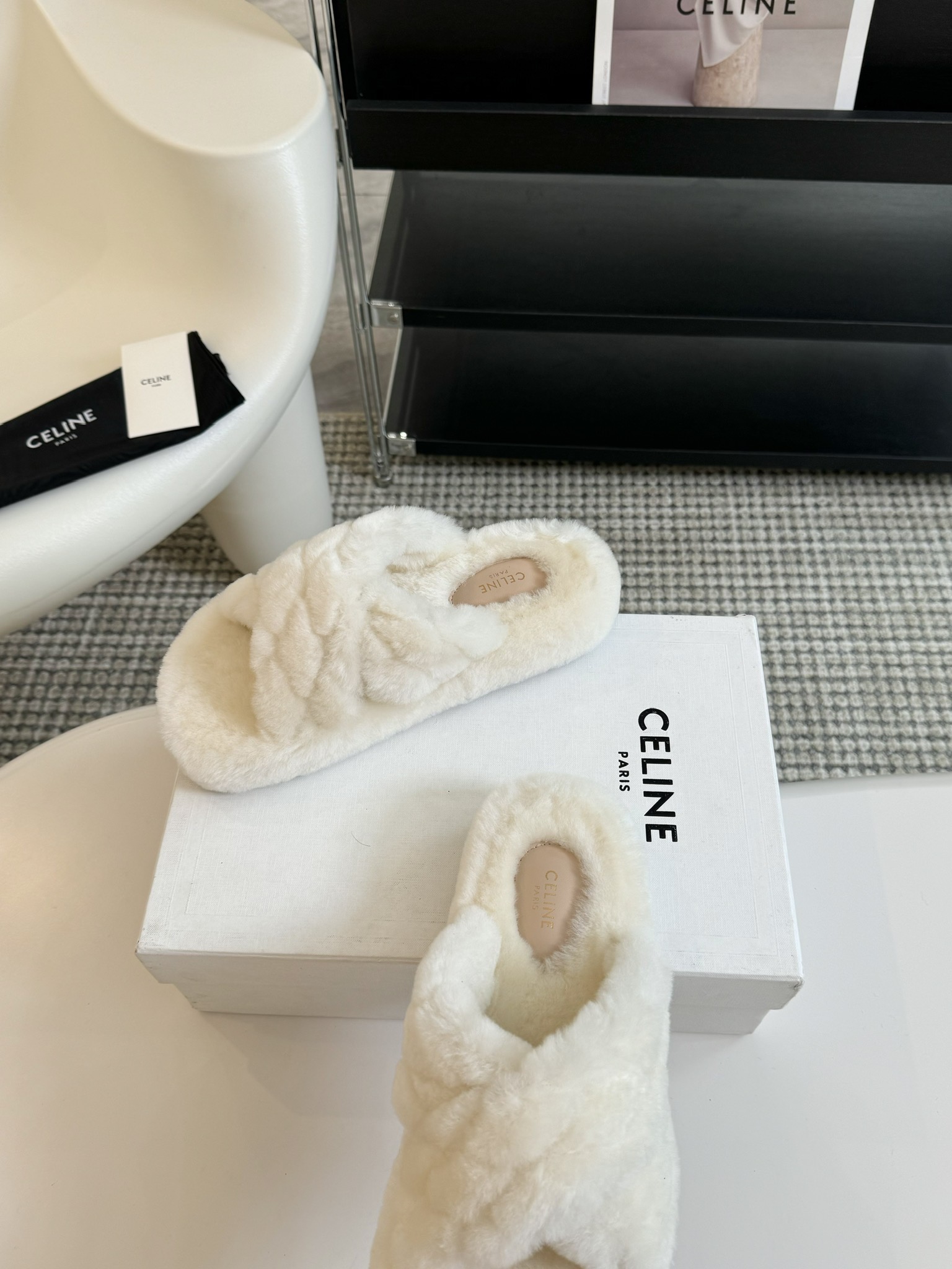 CELINE/塞琳 s𝐧𝐞𝐰秋冬新品夹脚厚底毛毛拖鞋💗这一季的赛琳又让我重新爱了它一次！这季节美鞋太多这